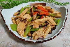 腐竹用这个方法做，不放肉也好吃，只需和它搭配做，好吃又下饭