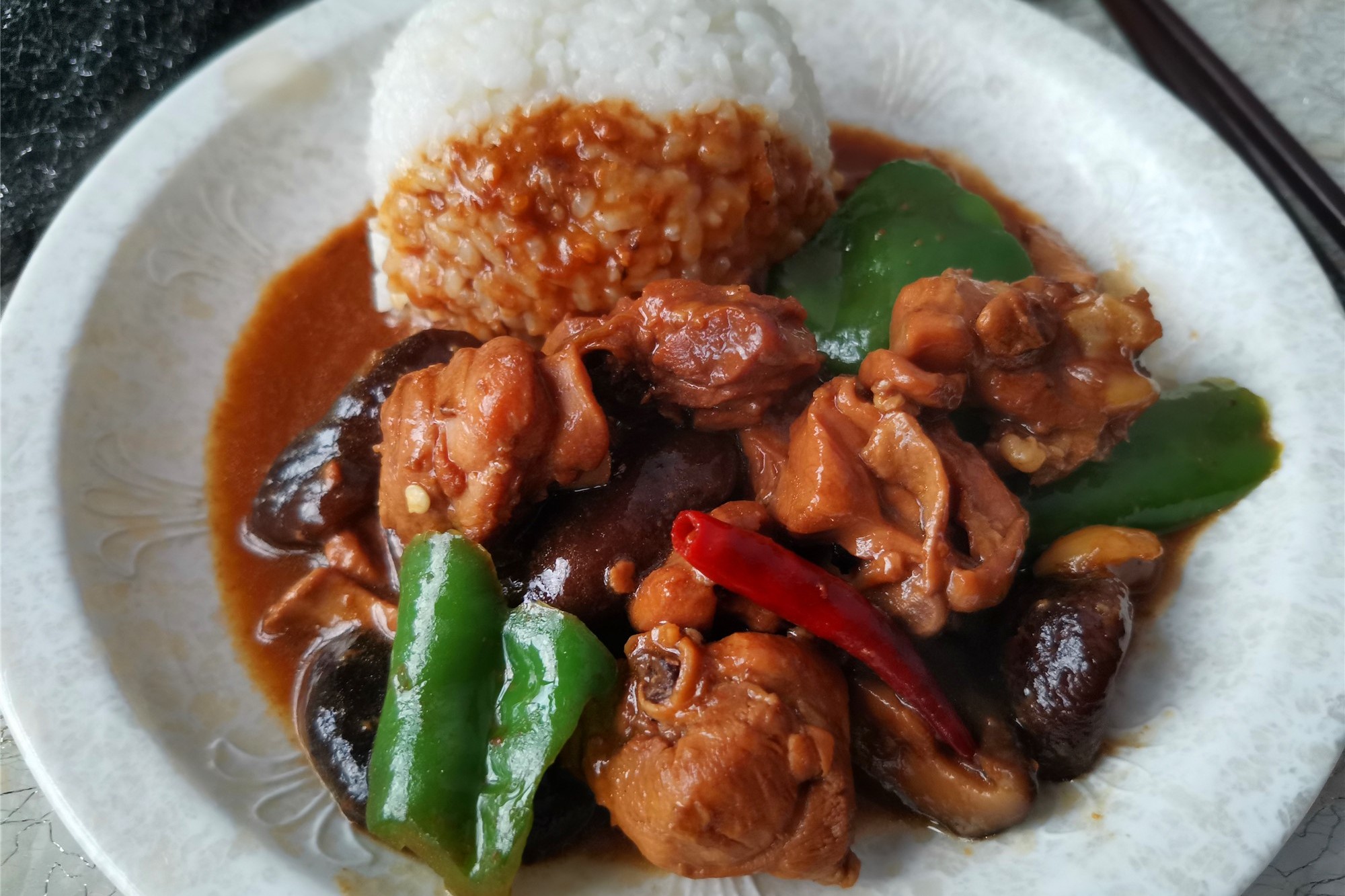 冬季，鸡腿这样吃才过瘾，滋味鲜美，和米饭绝配，吃的汤汁都不剩