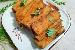 炸带鱼时，不用调糊，直接用干粉，外酥里嫩还入味，只需简单几步