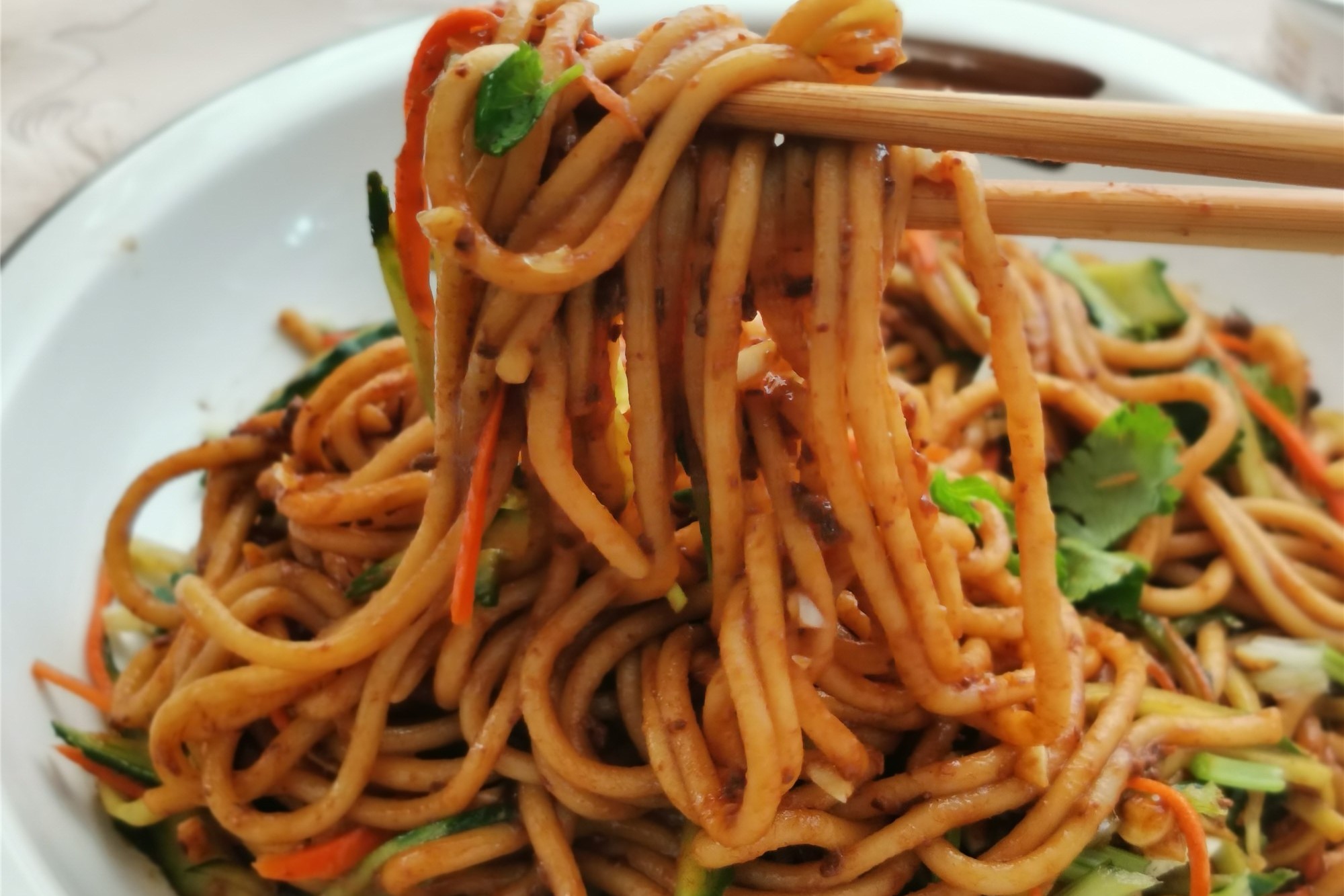 早餐面条这样做，又快又省事，煮一煮，拌一拌就成，老北京的味道