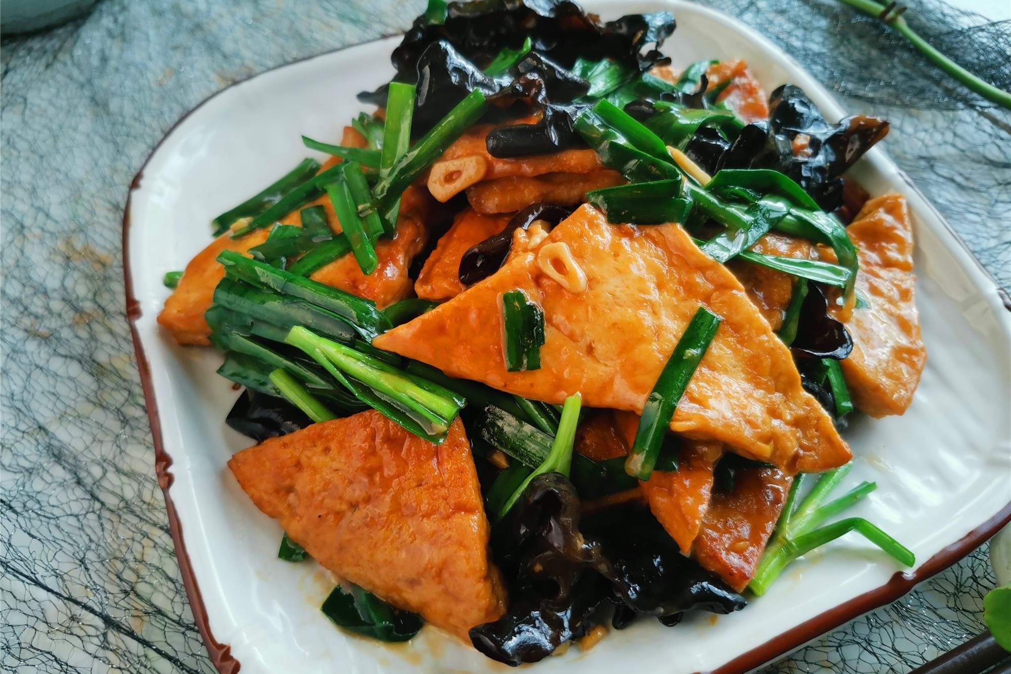 豆腐还是这个家常做法好，百吃不厌，这样搭配，又鲜又入味