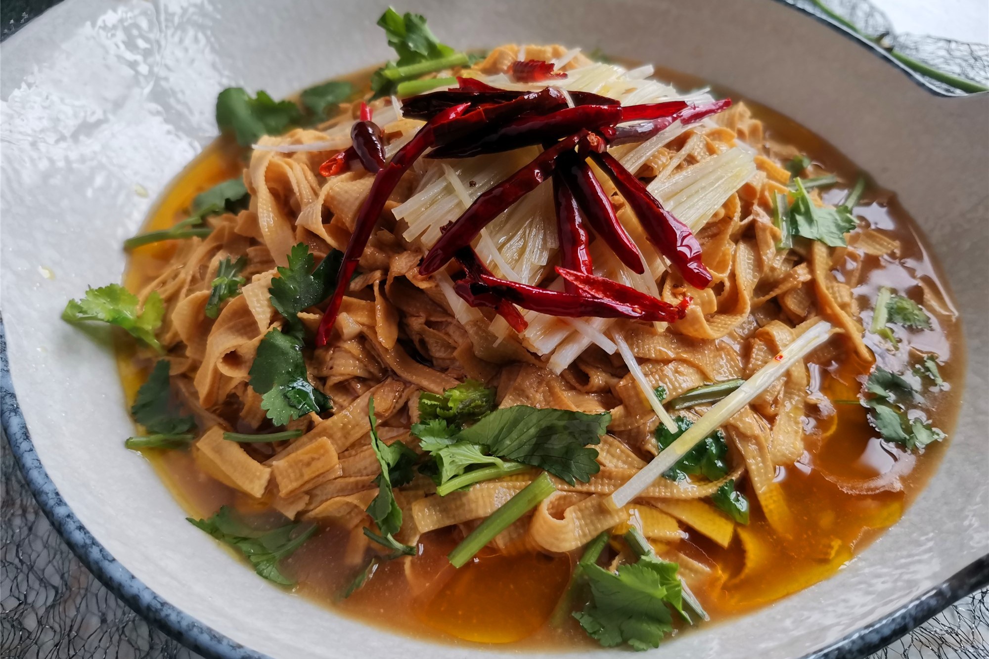 干豆腐（豆皮）新做法，比炒的香，比凉拌的劲道，不放肉更好吃