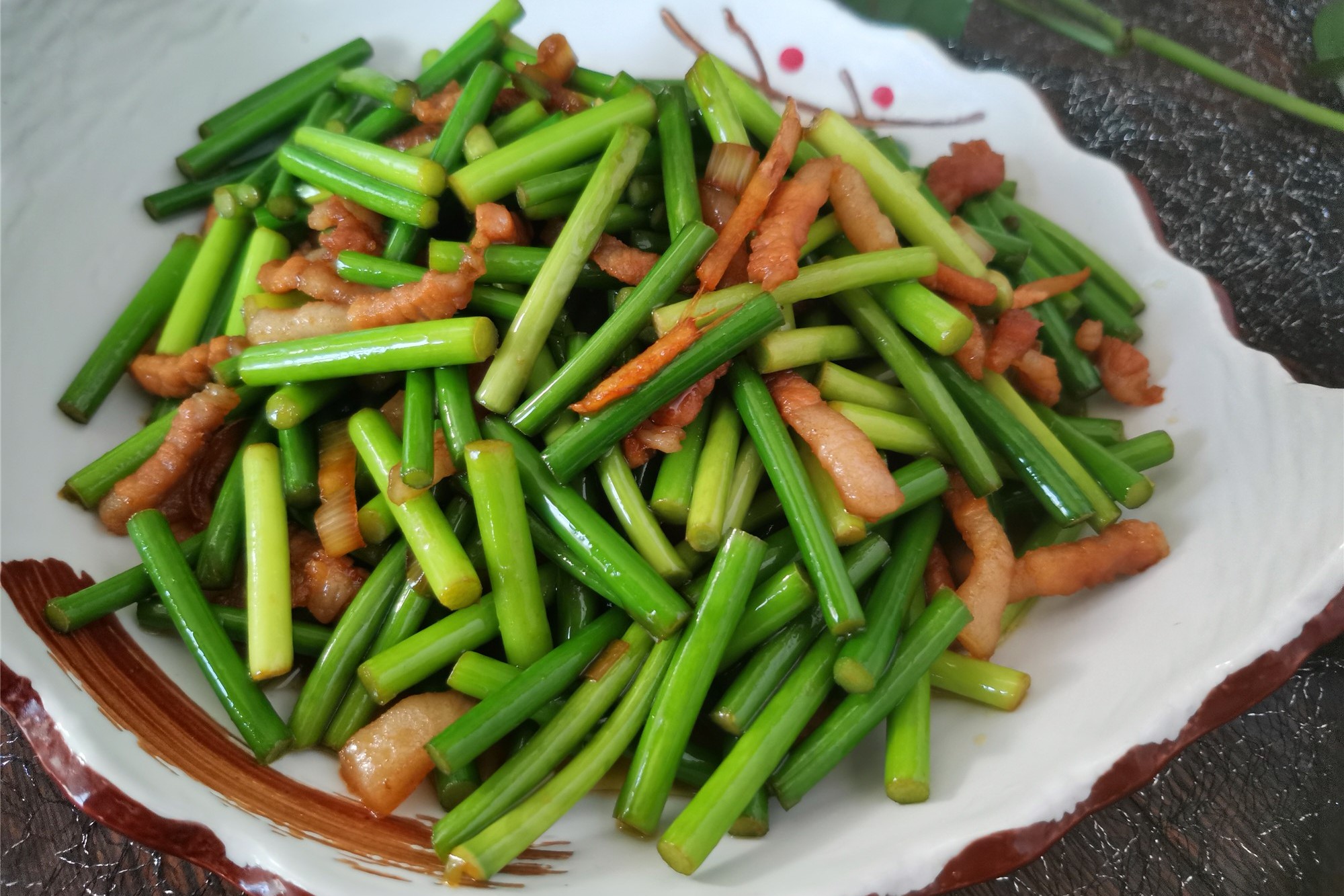 炒蒜苔，蒜苔别直接下锅炒，多加一步，颜色不黄，翠绿脆嫩还入味