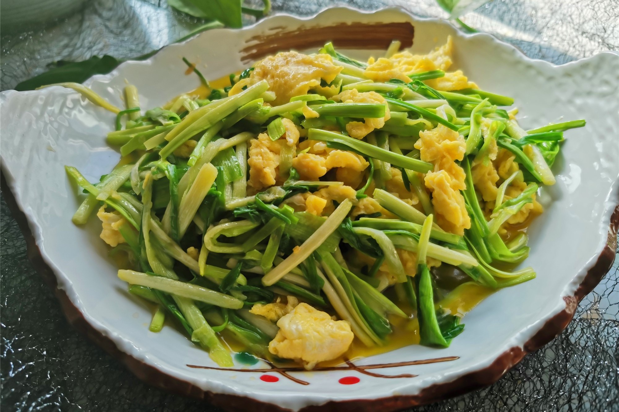 这种蒜苗东北经常吃，南方很少见，和鸡蛋炒一炒，又鲜又下饭