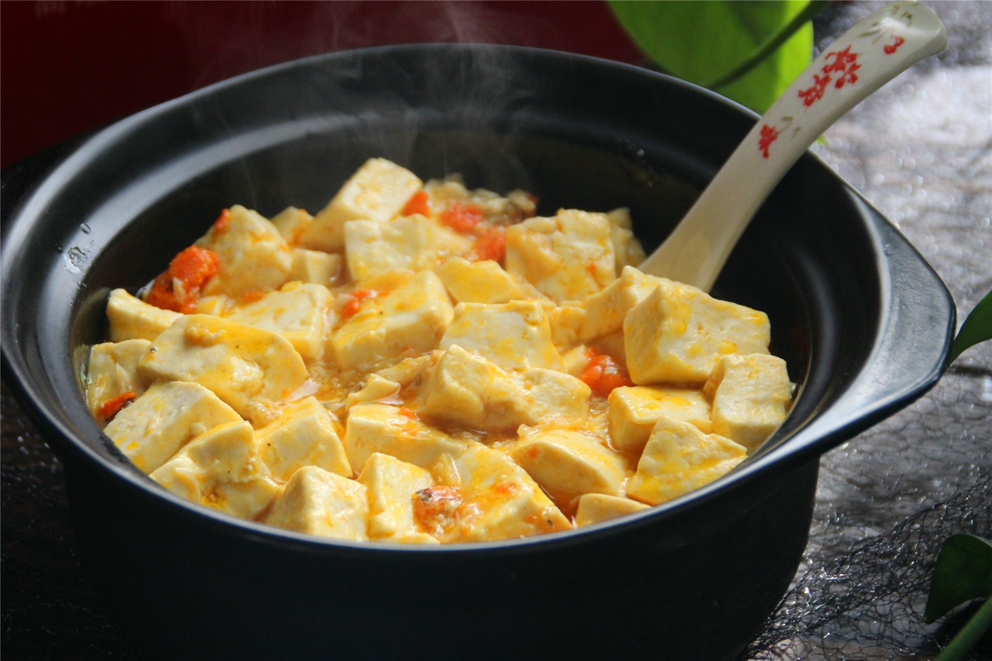 大闸蟹只会蒸着吃，换种方法做，味美不腻，汤汁浓郁，吃了还想吃