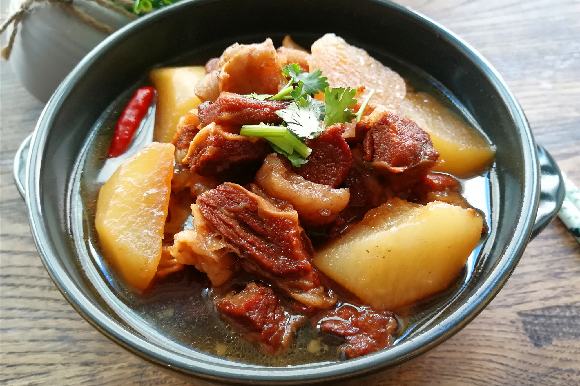 炖牛肉用不用焯水？大厨教你正确做法，牛肉软烂入味，不腥不膻