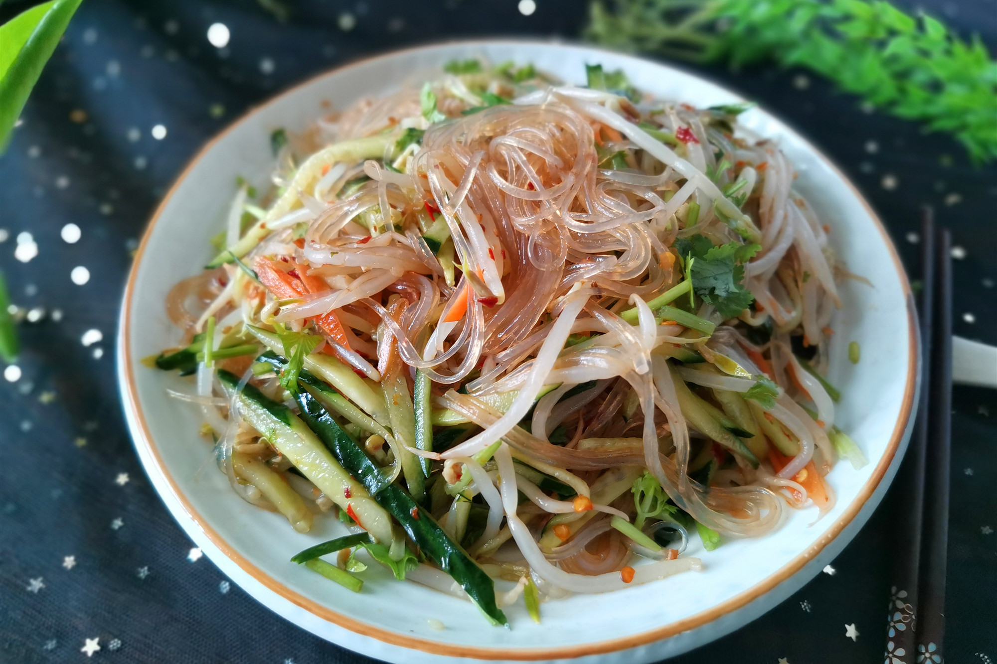 用粉丝做凉拌菜，用这个方法，粉丝劲道、不粘连、不成团，好吃