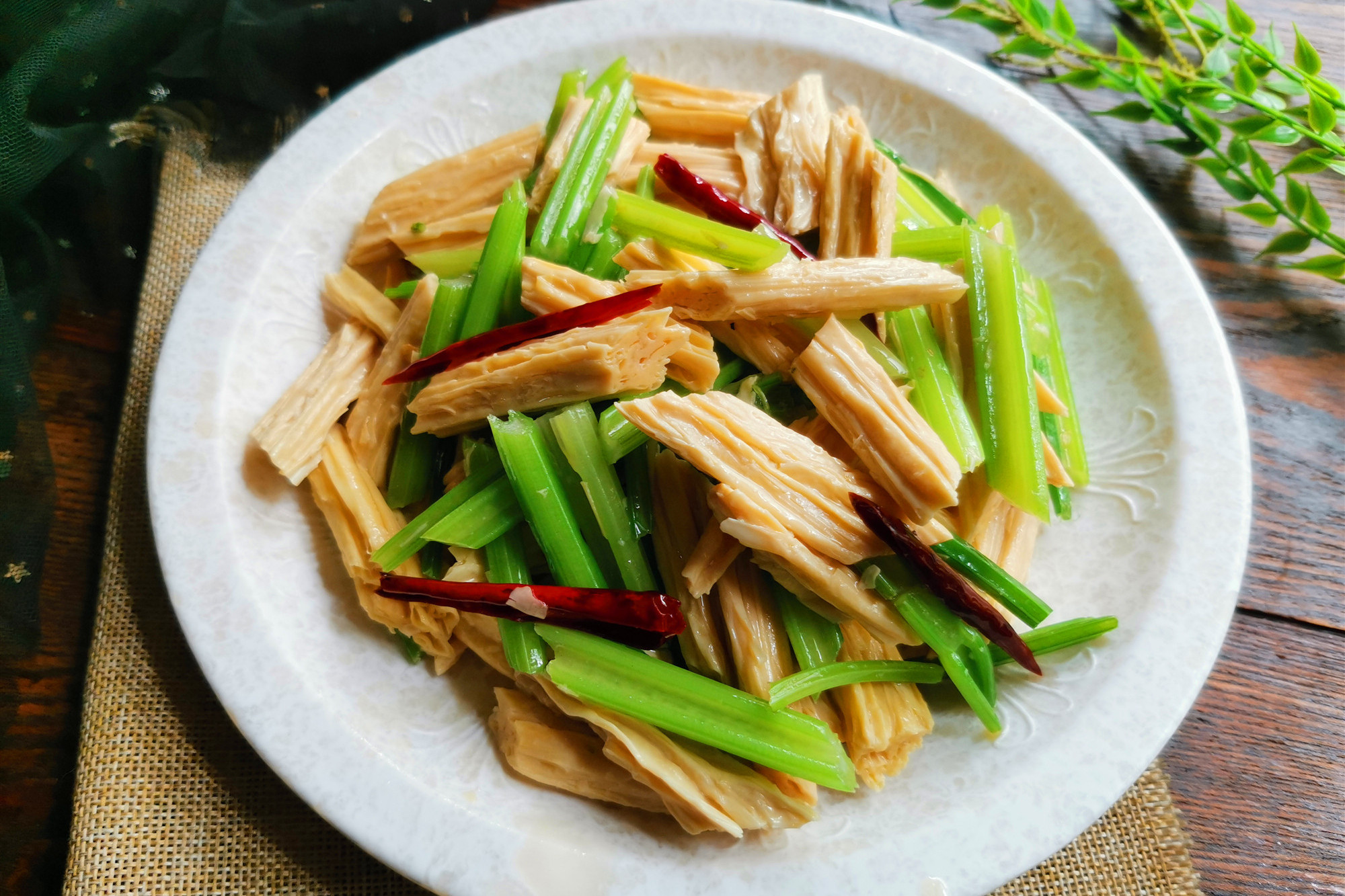 夏季百吃不厌的一道家常小炒，味道鲜美，清香爽口，营养丰富