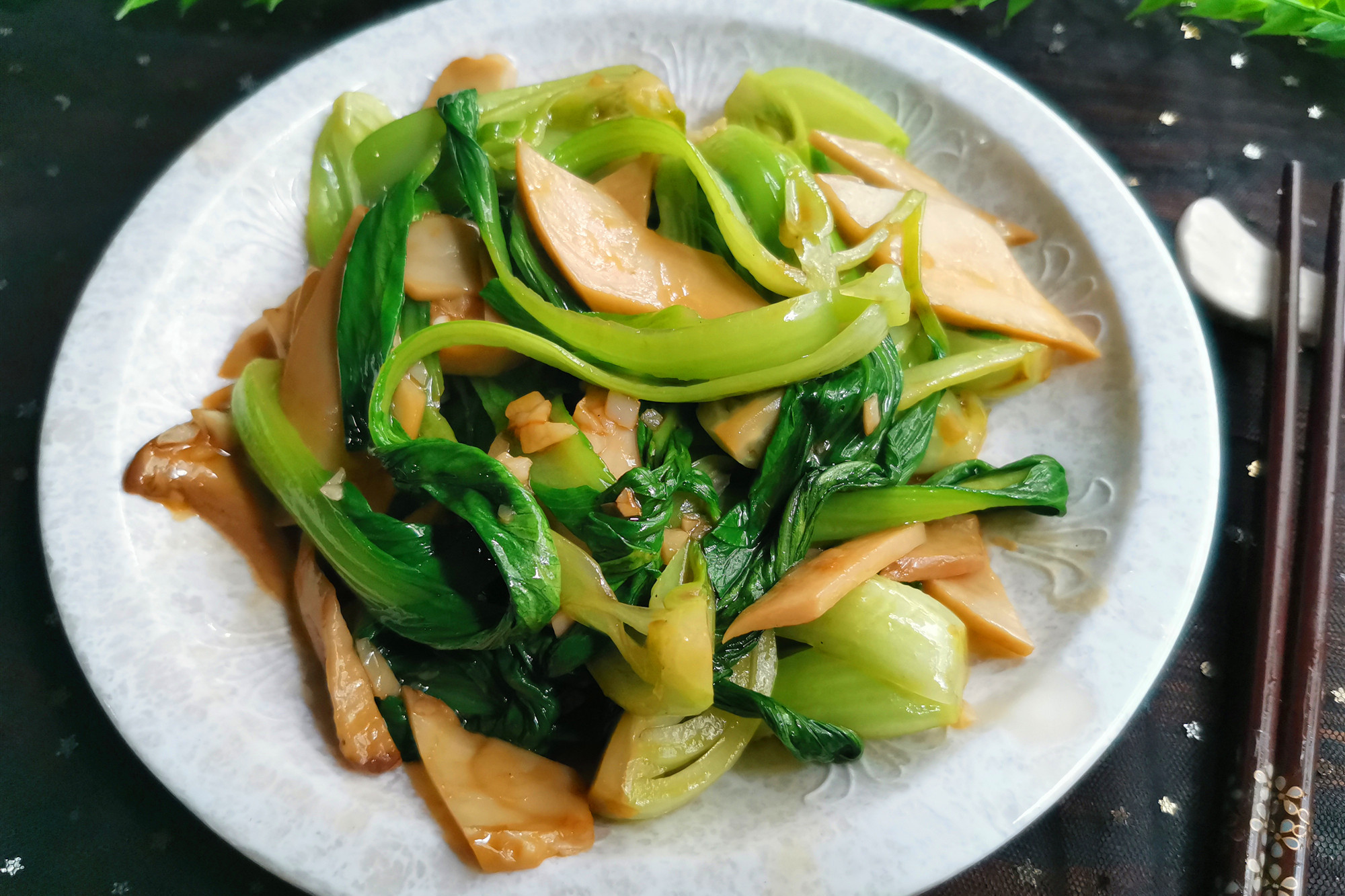 适合夏季吃的素菜小炒，营养丰富，清淡味美，简单几步就能做好