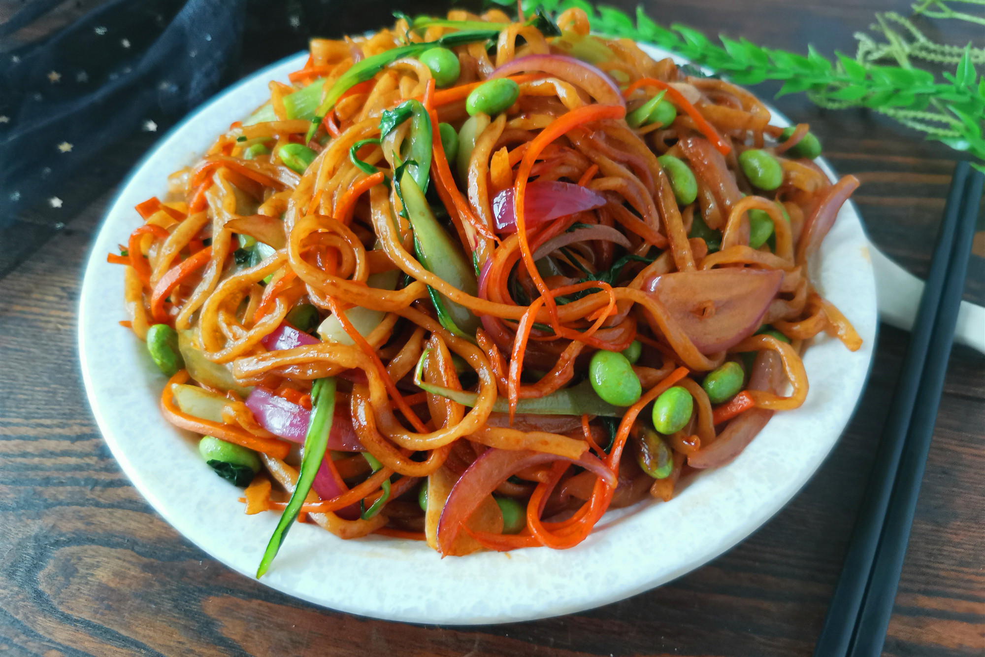 夏季这样炒面条最香了，营养搭配好，面条劲道，根根分明不粘锅