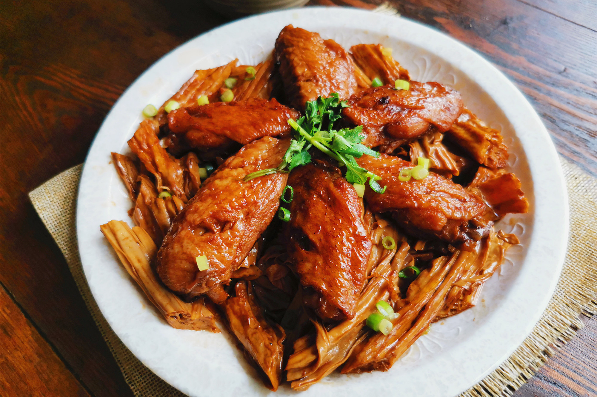 鸡翅家常做法，荤素搭配好，营养更全面，不用炒糖色，做法更简单