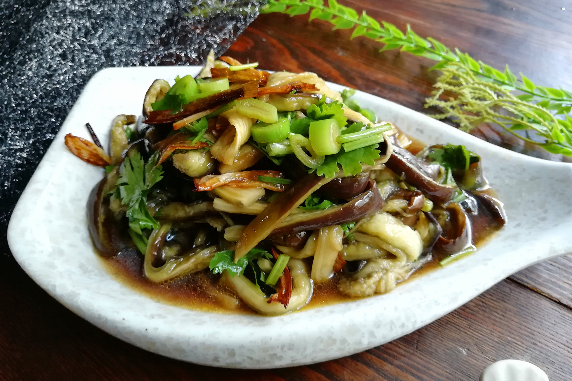 吃腻了蒜拌茄子，换种口味，这个做法百吃不腻，味道香浓，太好了