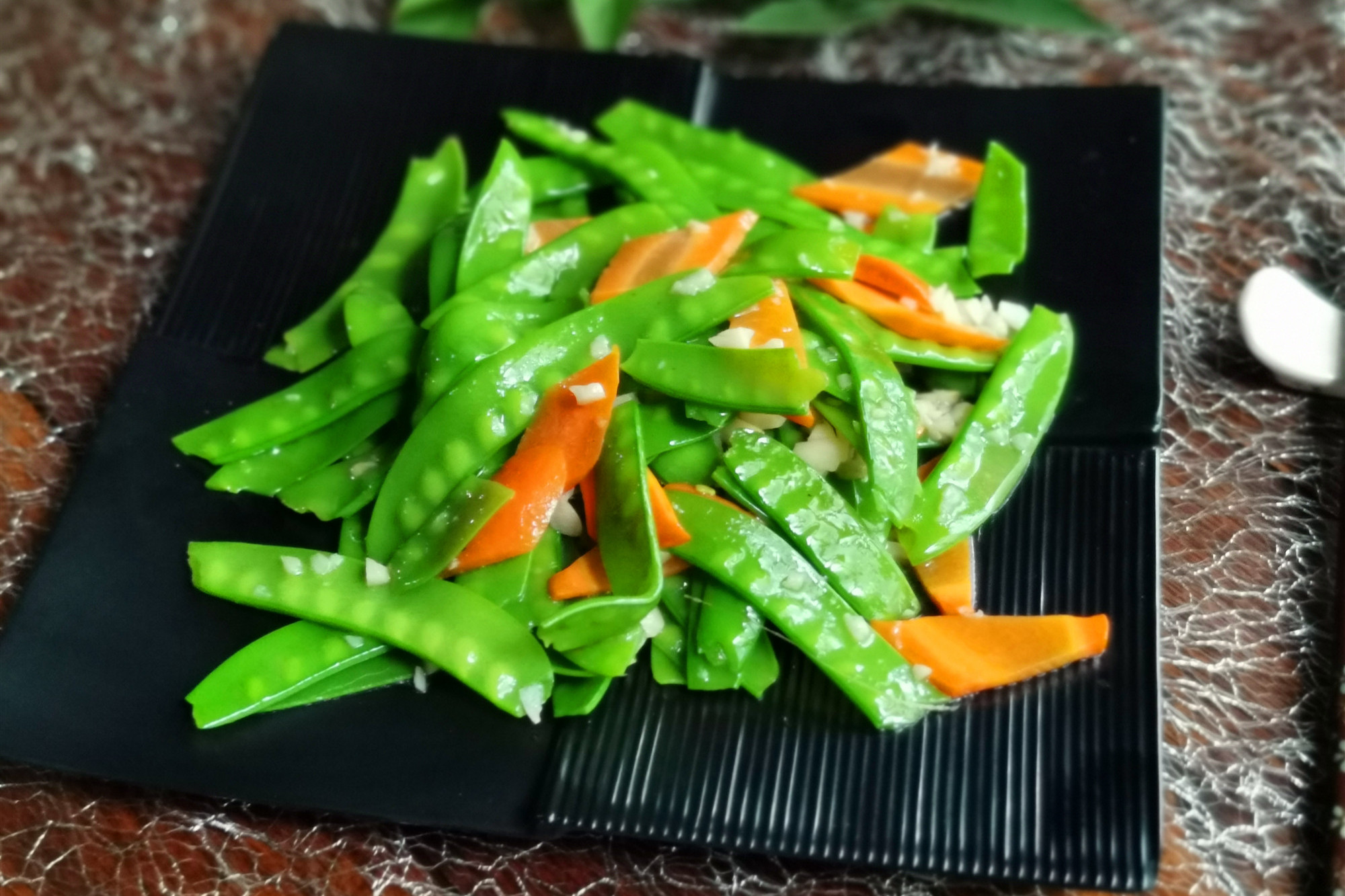 怎样把荷兰豆炒的颜色翠绿，口感脆嫩，你想知道的小窍门都在这里