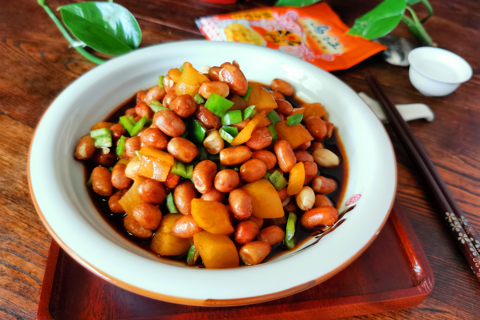 天热，吃炒花生米上火，再加点料，与花生“天仙配”吃着不上火