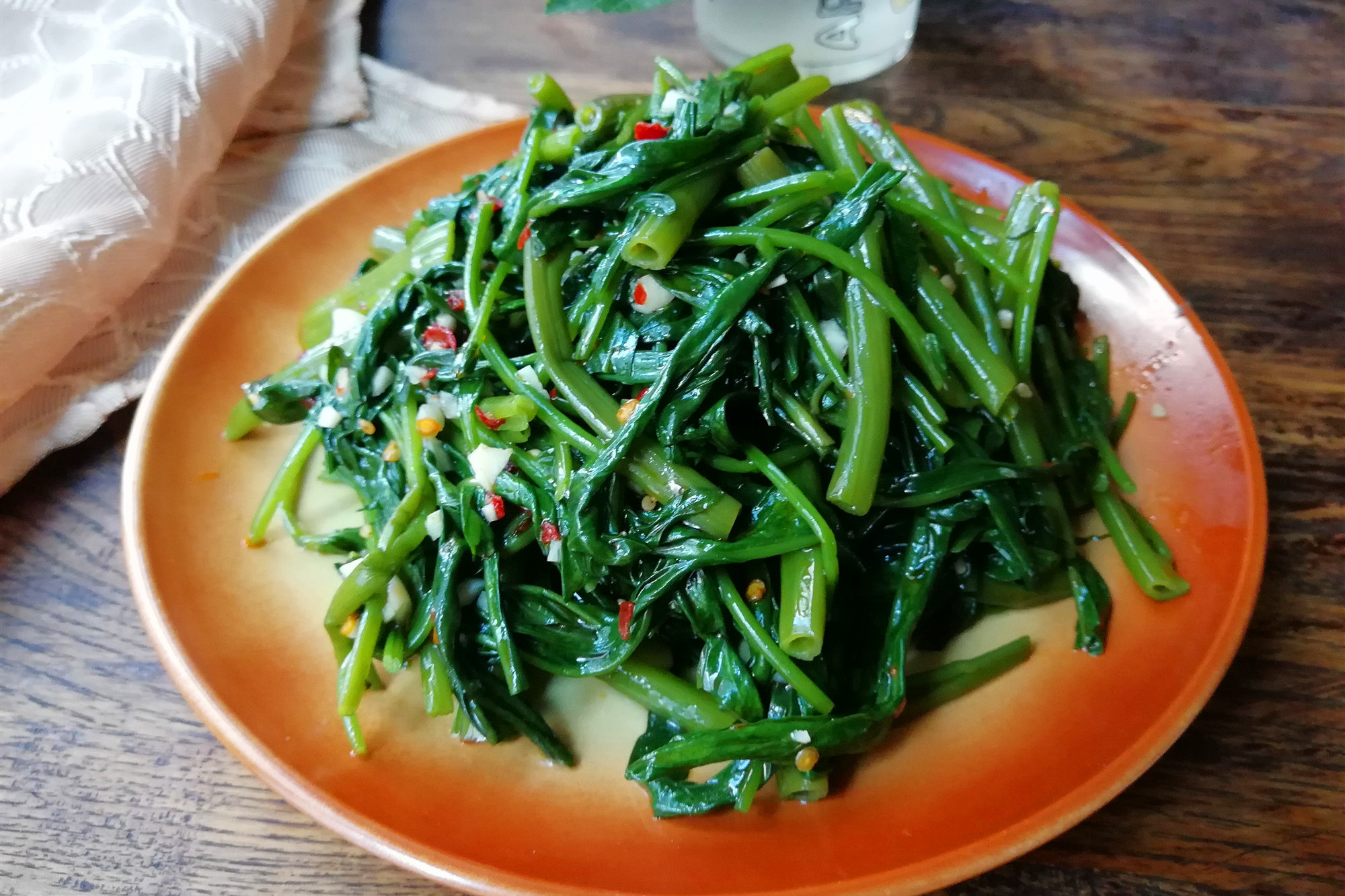 换种方法做空心菜，比炒的滑嫩、爽口，天热吃它清凉味美