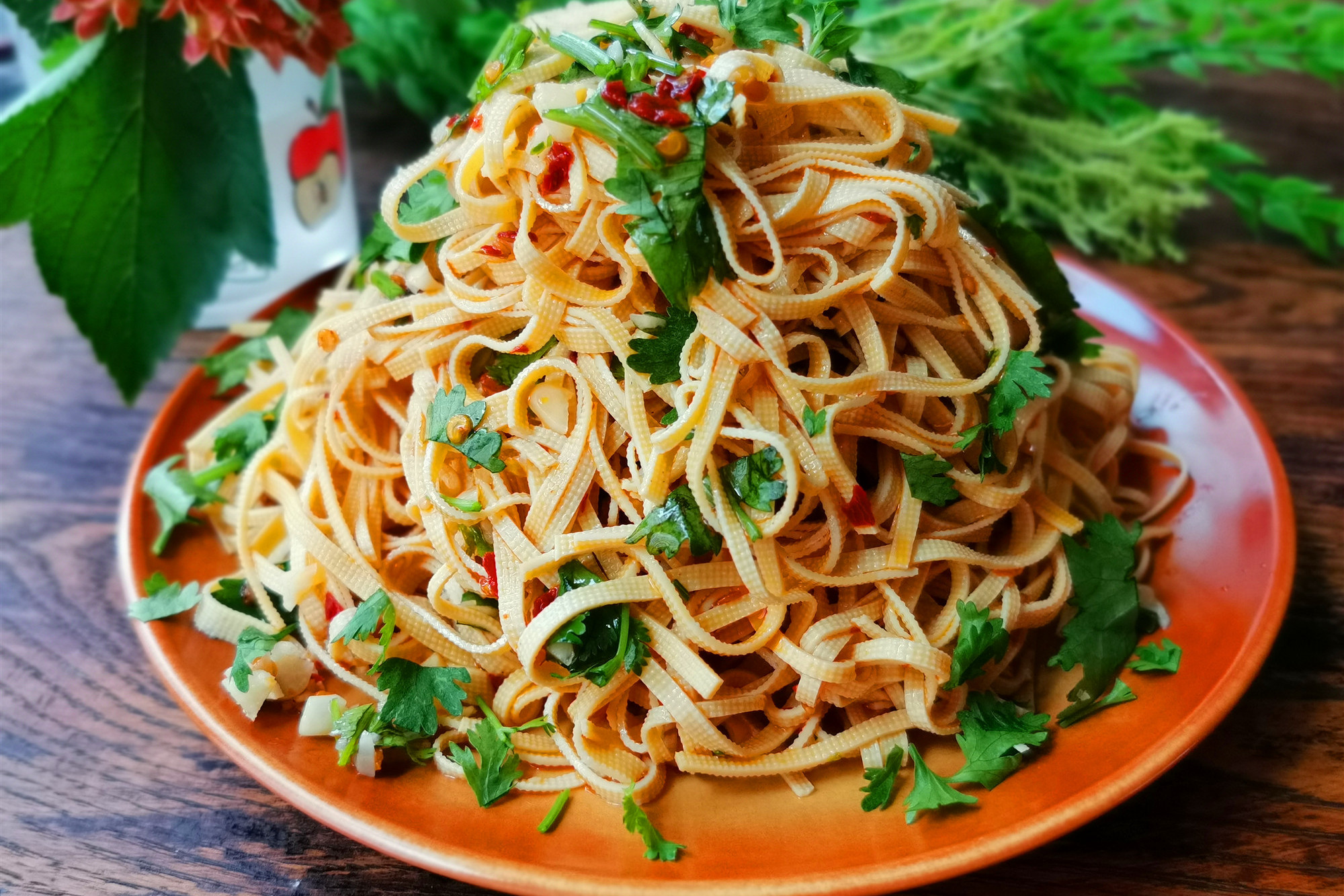 东北干豆腐别总炒着吃，教你夏季吃法，简单容易做，天热就这样吃