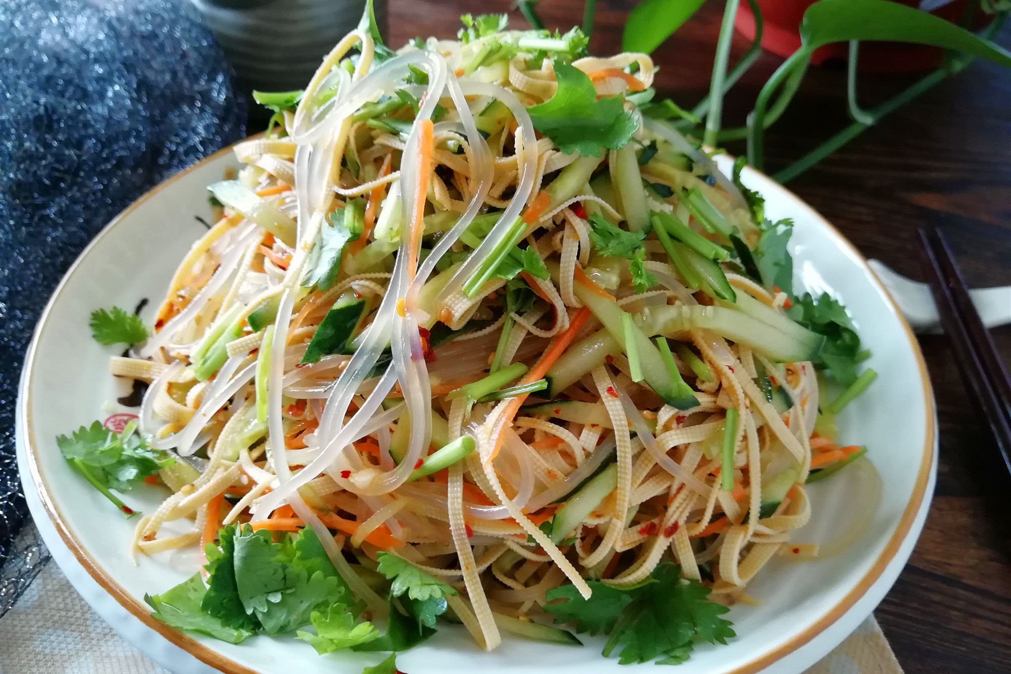 天热，黄瓜这样搭配做，清爽脆嫩，吃一口就停不下来，吃了还想吃