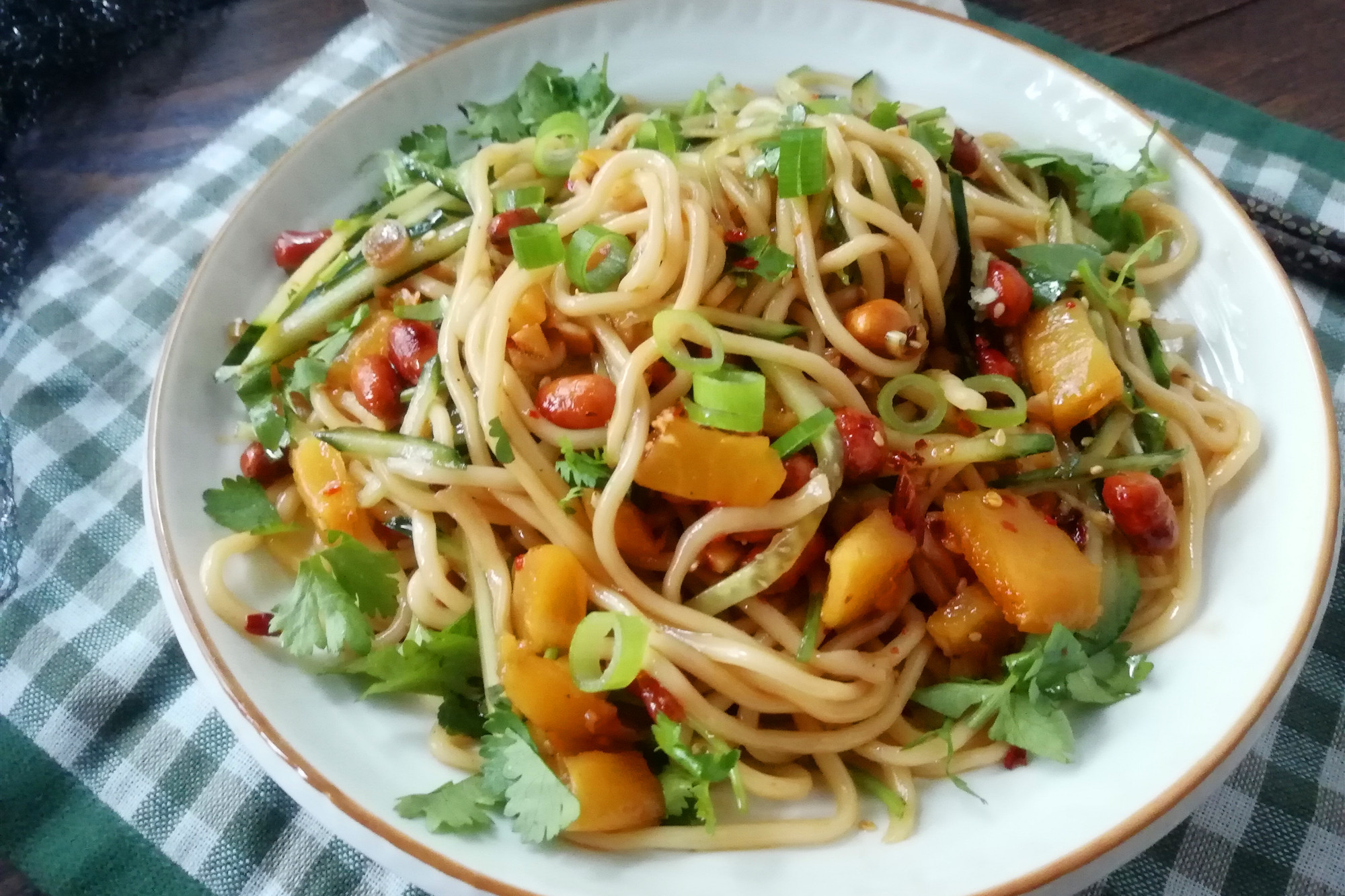 夏季，这样吃面条过瘾，劲道爽口，清凉开胃，给肉都不换