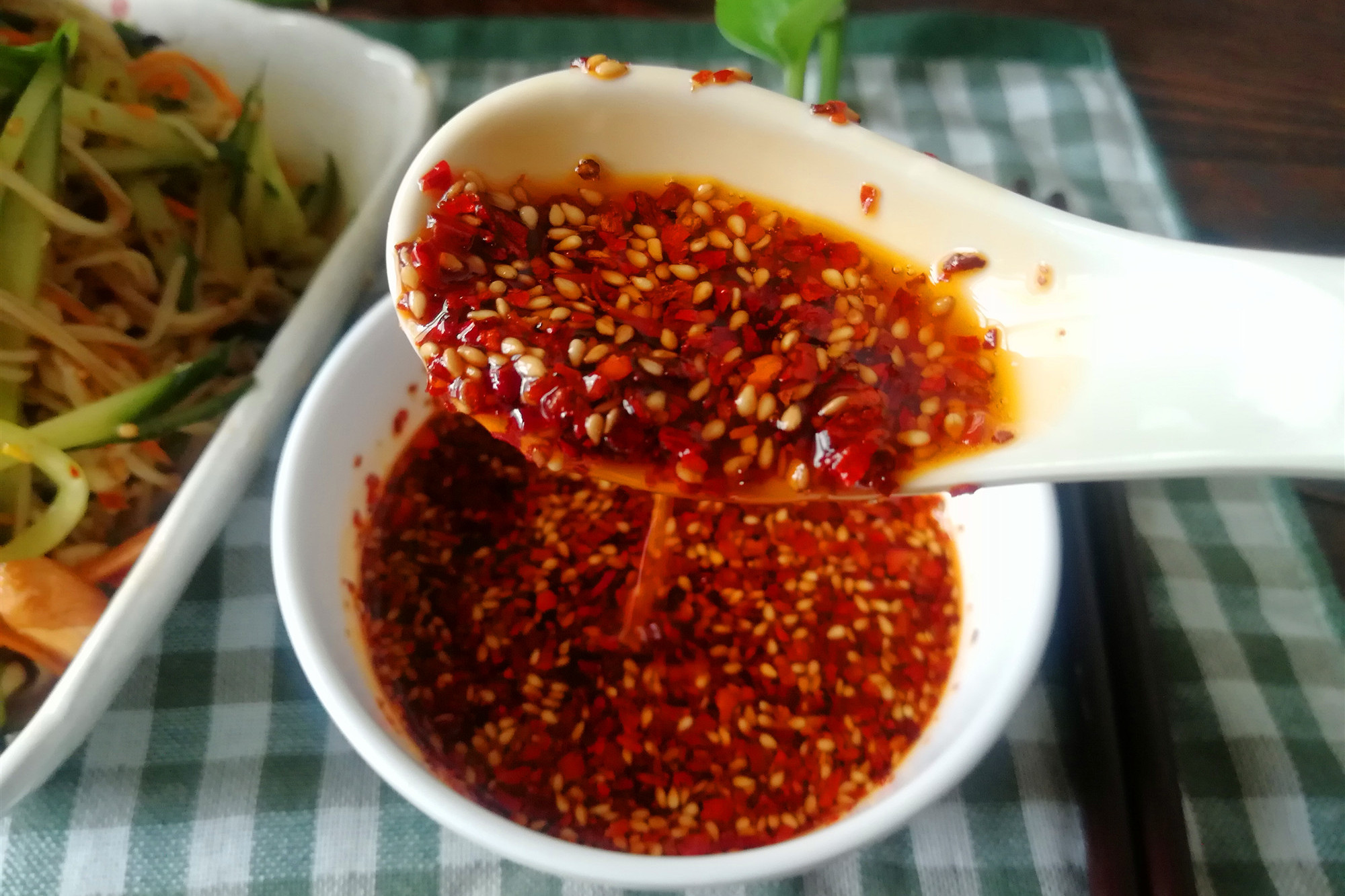 这个辣椒油的做法最简单，特别适合家用，又香又辣，油还红