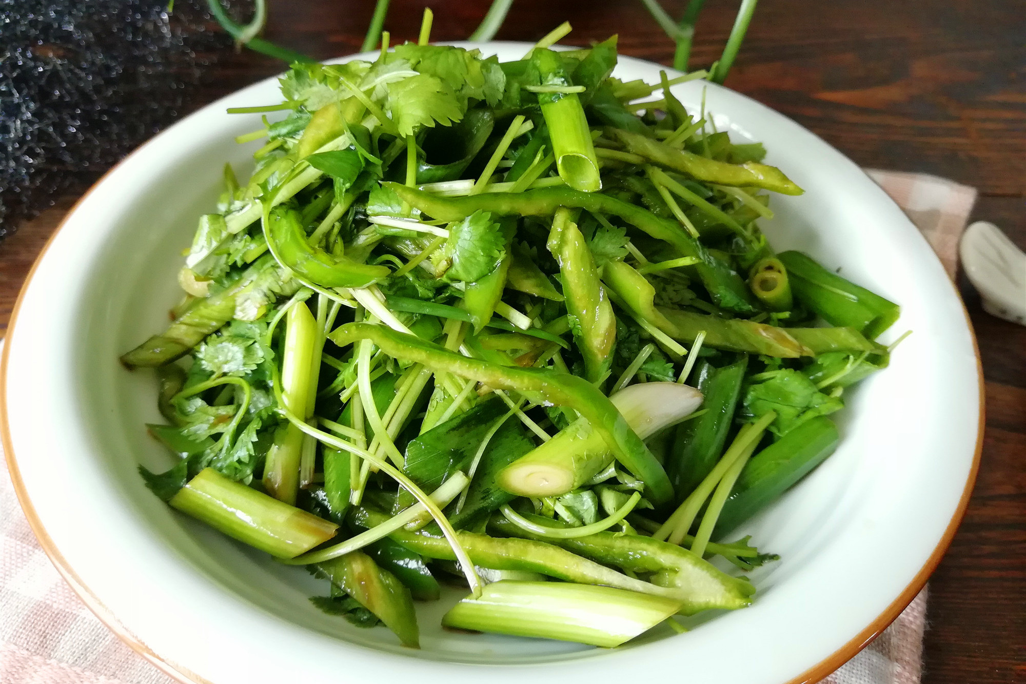 这道东北老虎菜，做法简单，也特下饭，连"东北王"张作霖也喜欢吃