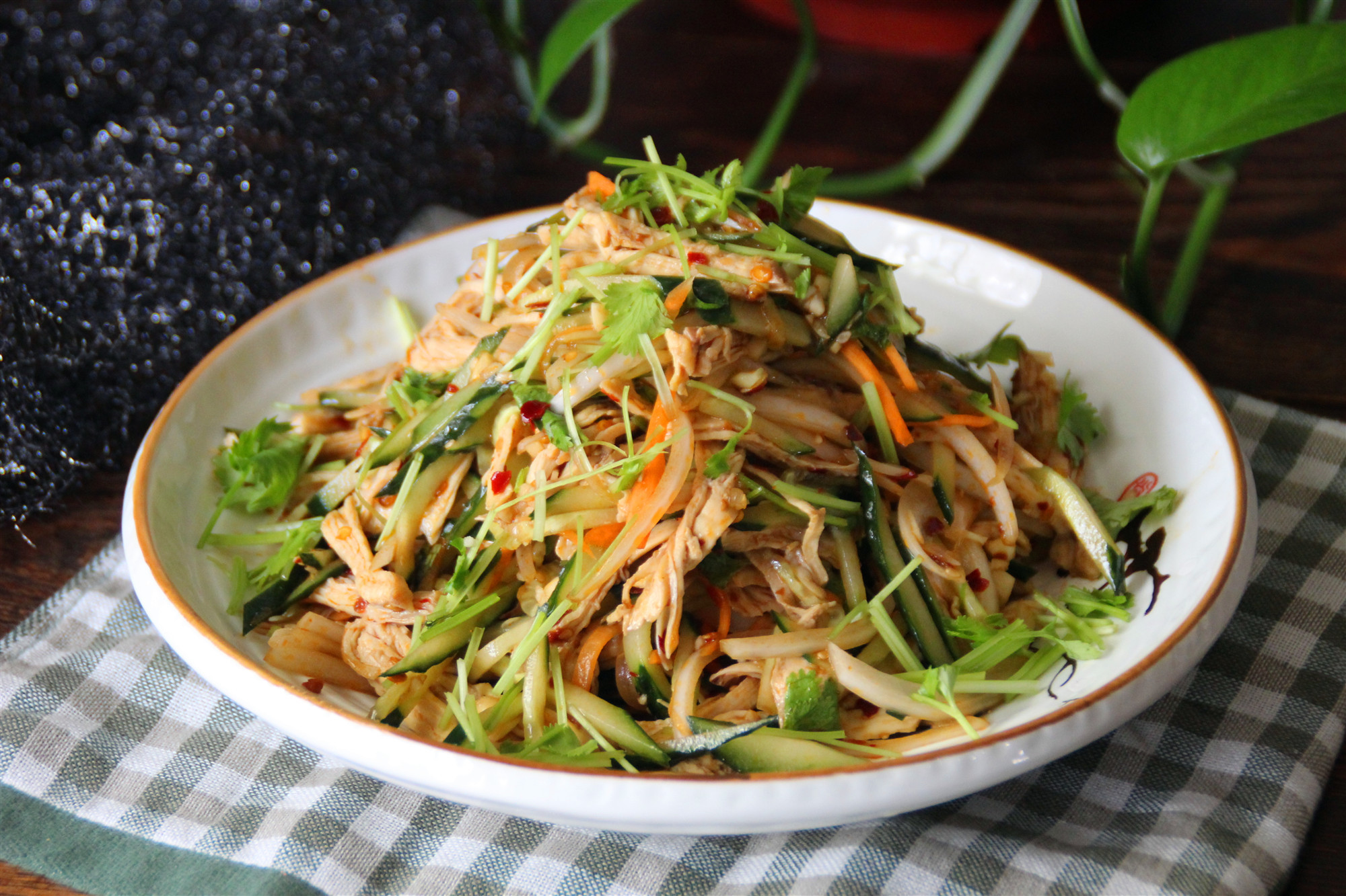 夏季，鸡肉这样吃，不炒不炸，做法容易学，清新扑鼻，开胃佐饭