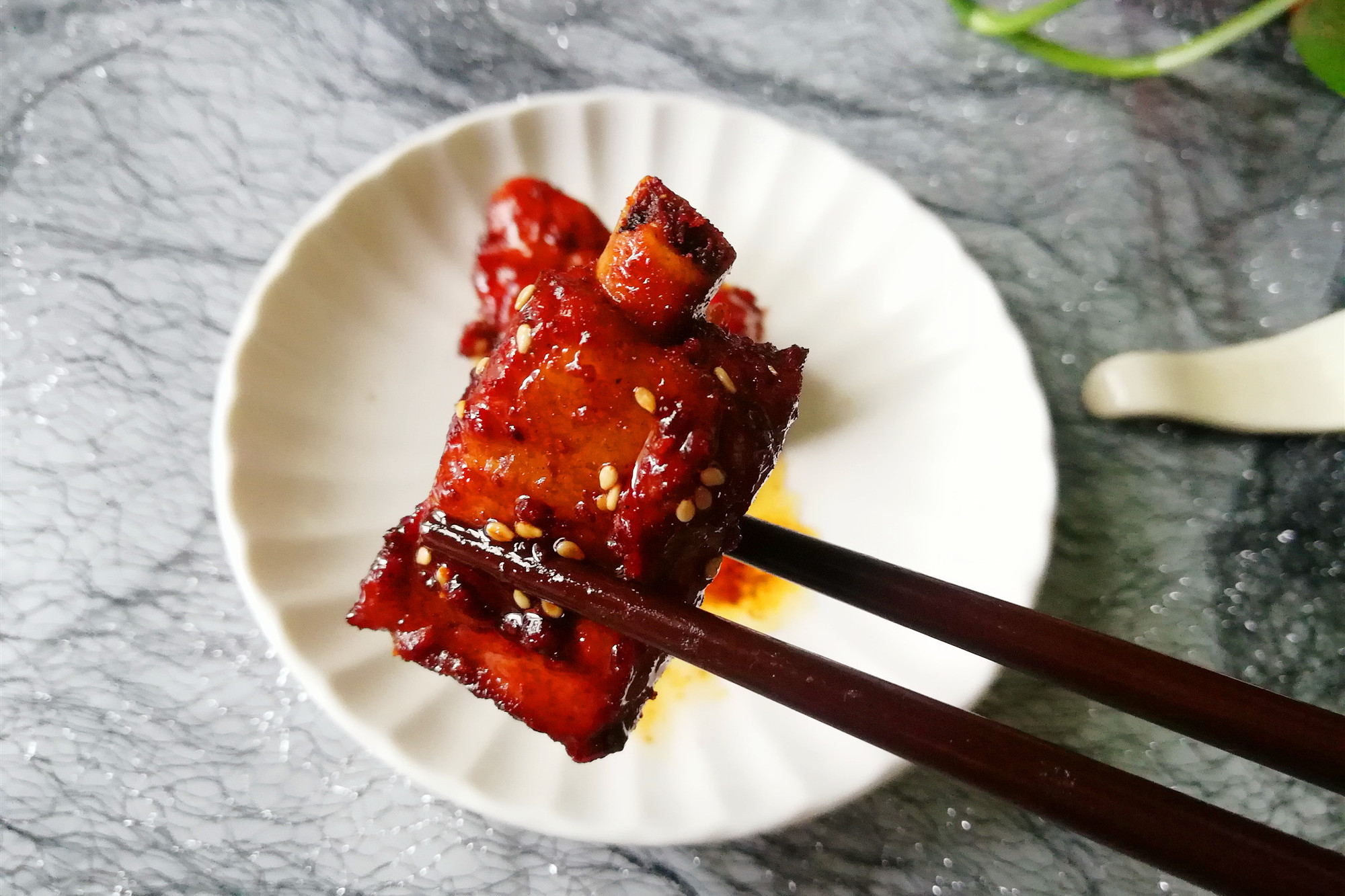 得学会这个排骨的做法，家里来客人露一手，色香味俱全，老幼皆宜