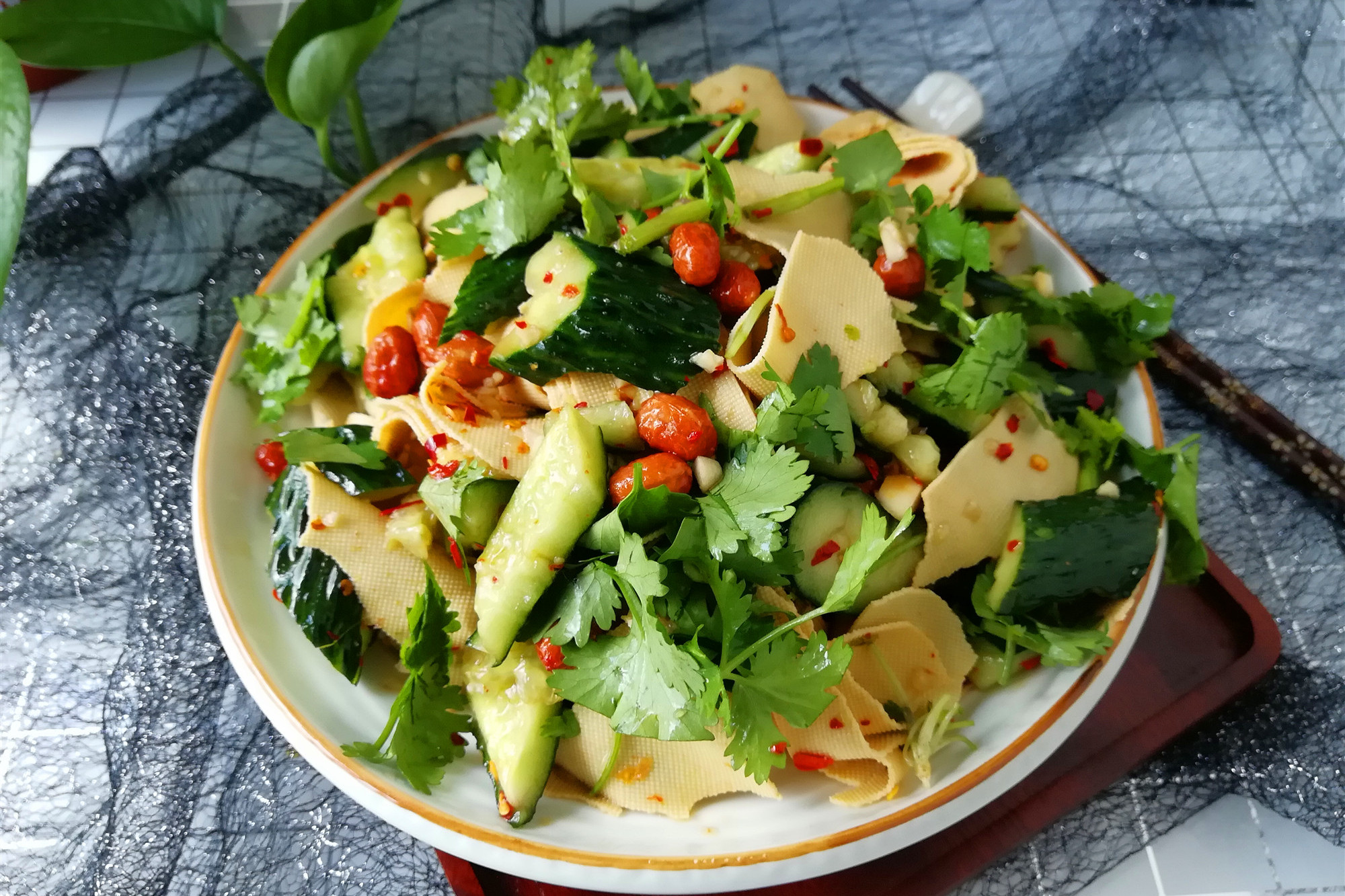 天热，最爱吃这个凉拌菜，给肉都不换，清凉爽口，比炒菜好吃百倍