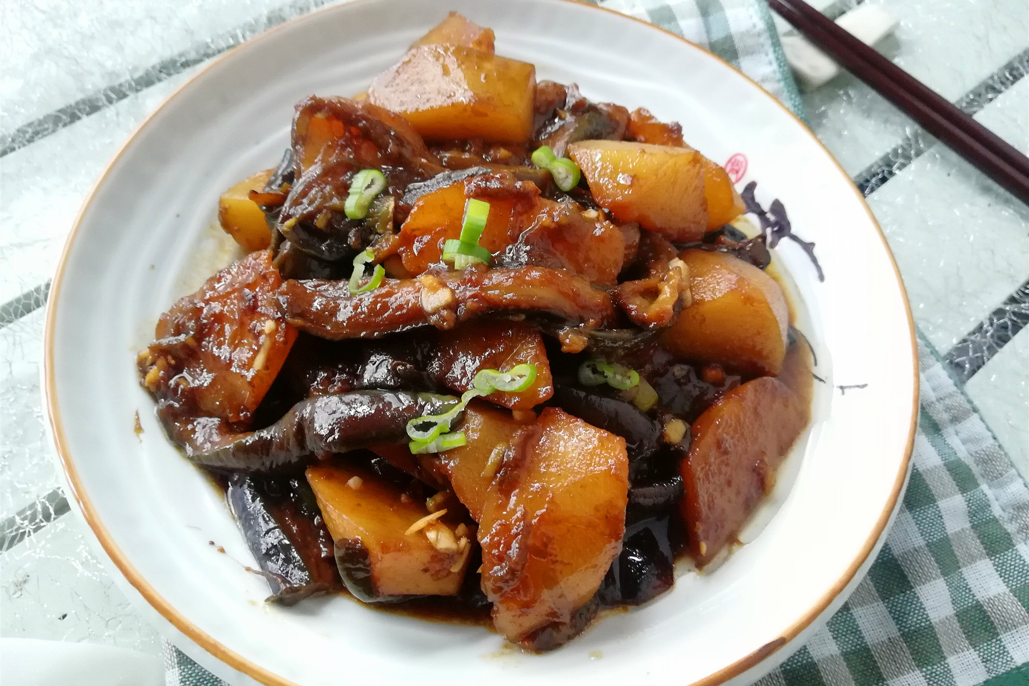 茄子的家常做法最下饭，不用过油，和这个食材是绝配，软糯入味