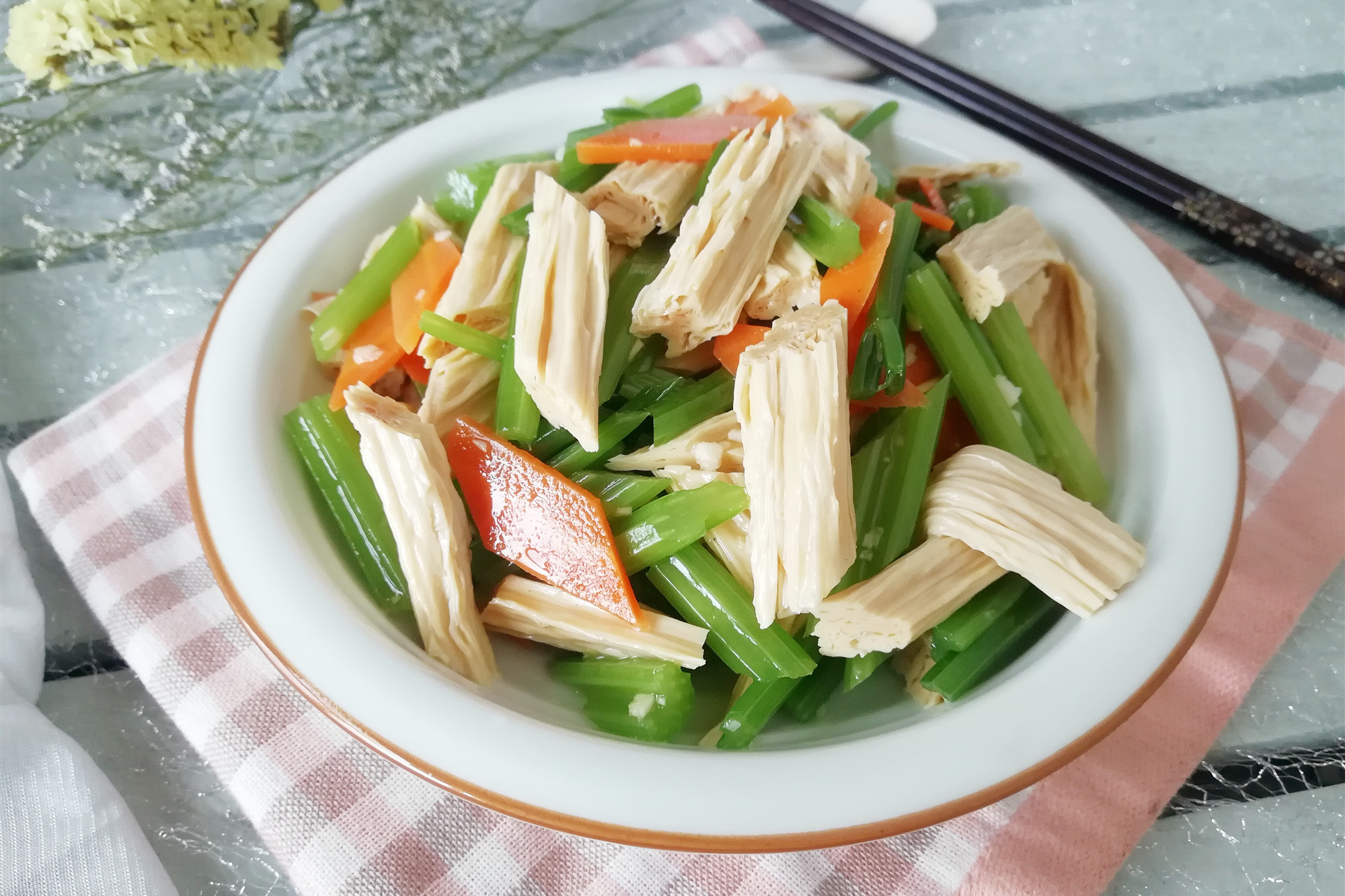 夏季吃腐竹，这个做法特别好，清爽清淡又开胃，比大鱼大肉受欢迎