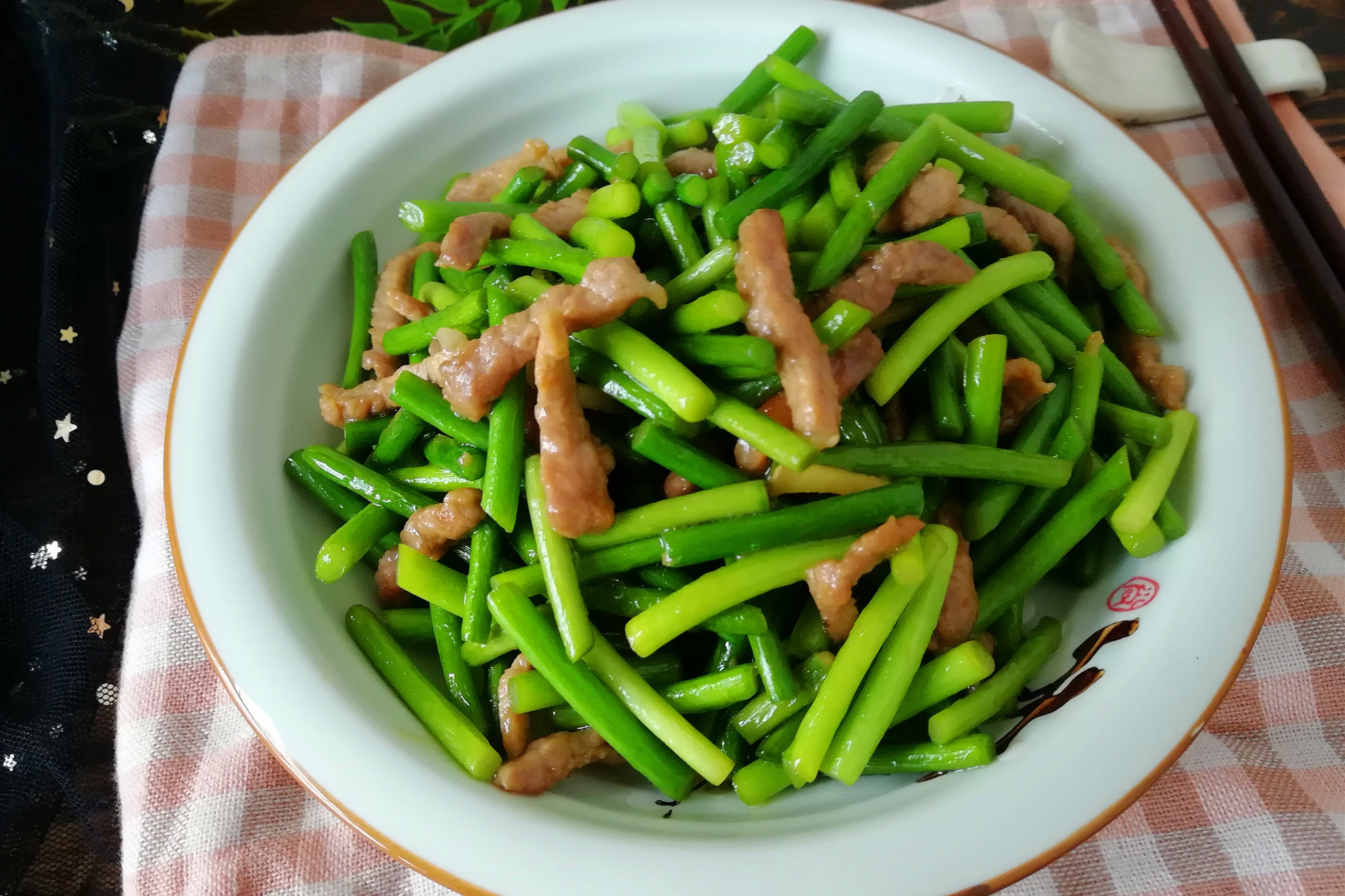 蒜薹炒肉丝的家常做法，教你小技巧，蒜薹入味，肉丝滑嫩不柴