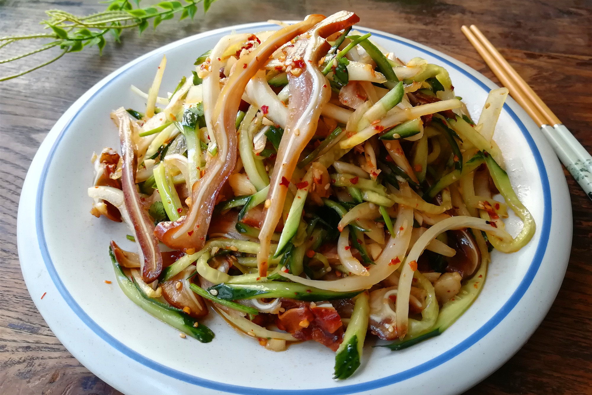 买来猪耳朵别直接吃，这样做，比餐馆做的还好，一个能做一大盘