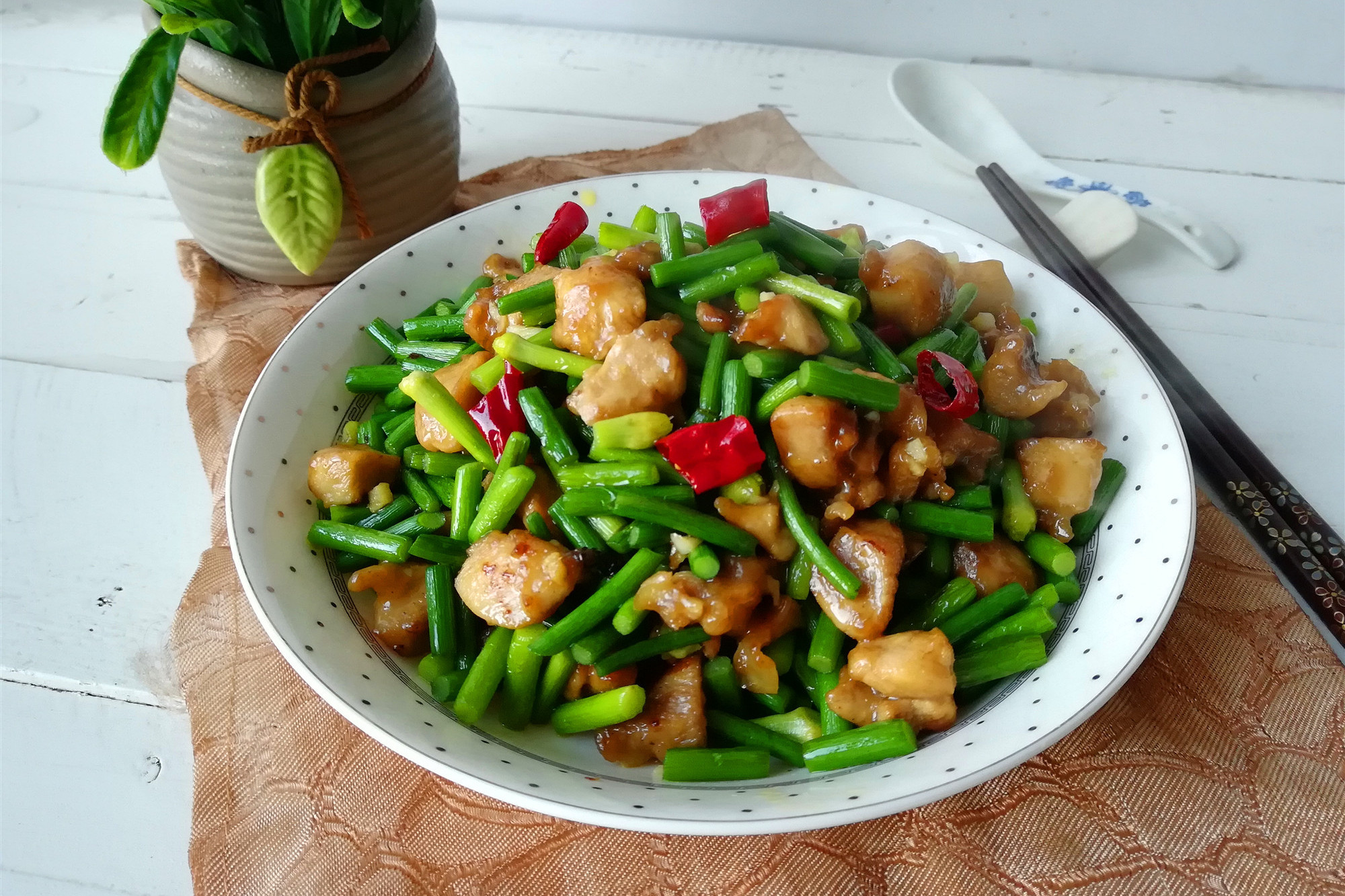 4月的蒜薹最鲜嫩，春季吃它杀菌、开胃下饭，分享11道家常做法