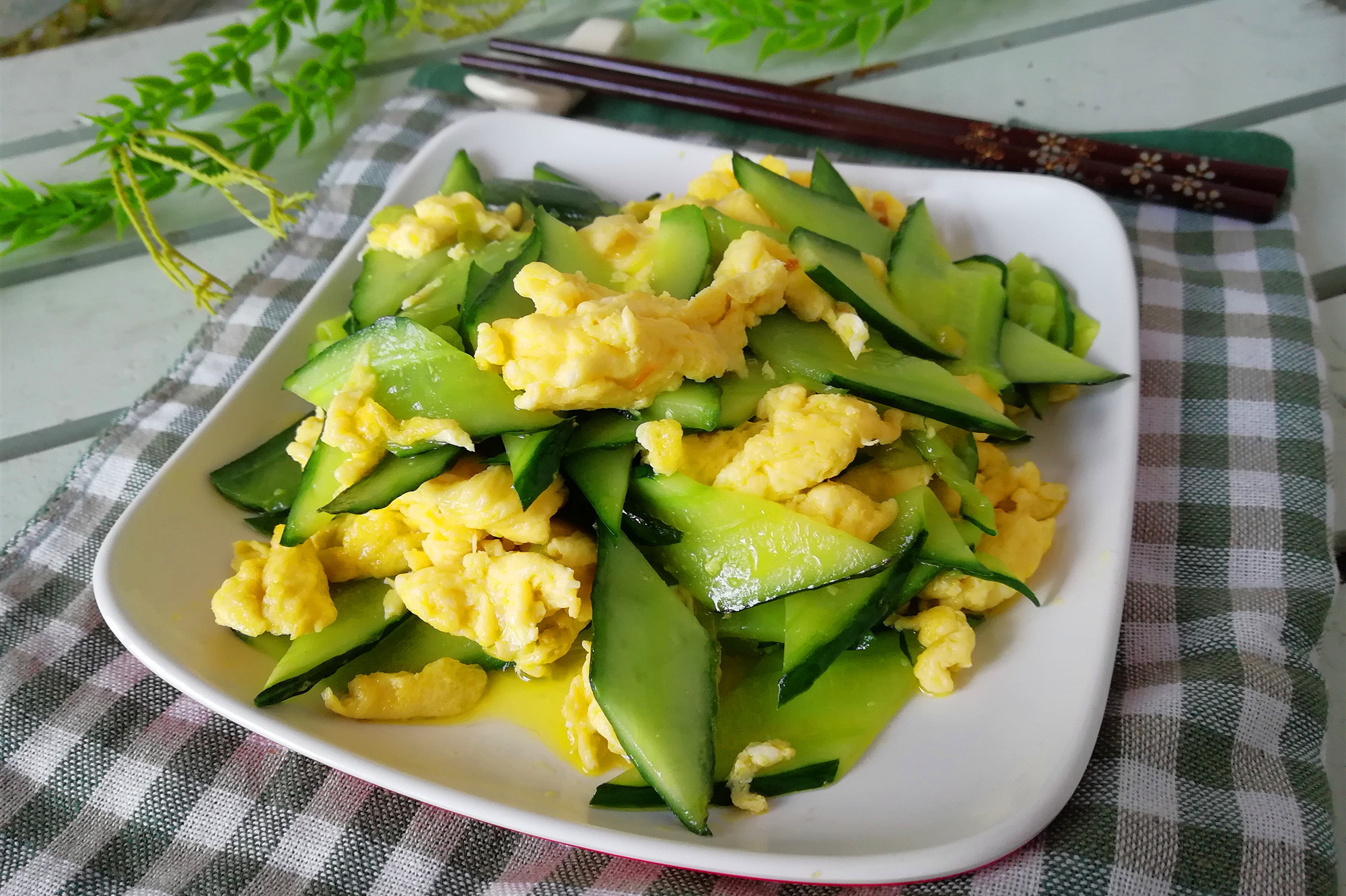 适合春季吃的一道菜，清香清淡，营养搭配好，做法简单又快手