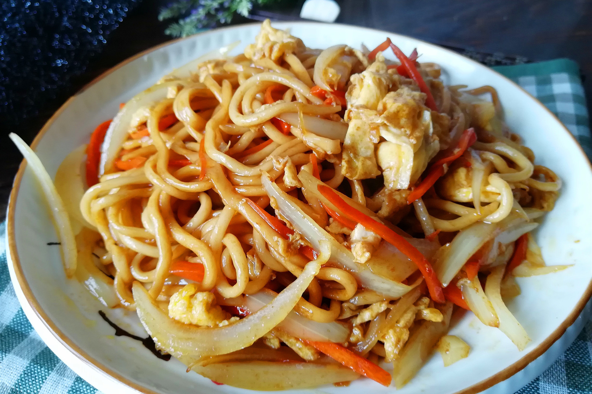 要想炒面做得好，煮面条的技巧要学会，很多人煮面这一步没做对