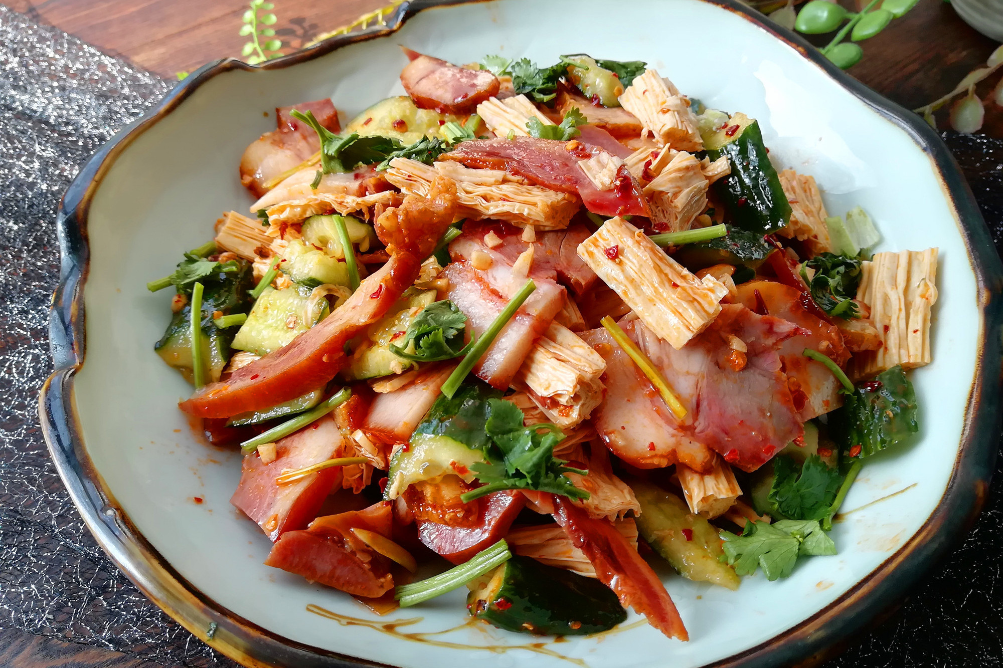 猪身上这个部位凉拌吃口感最佳，这道菜肴荤素搭配营养好，老公吃了直说好