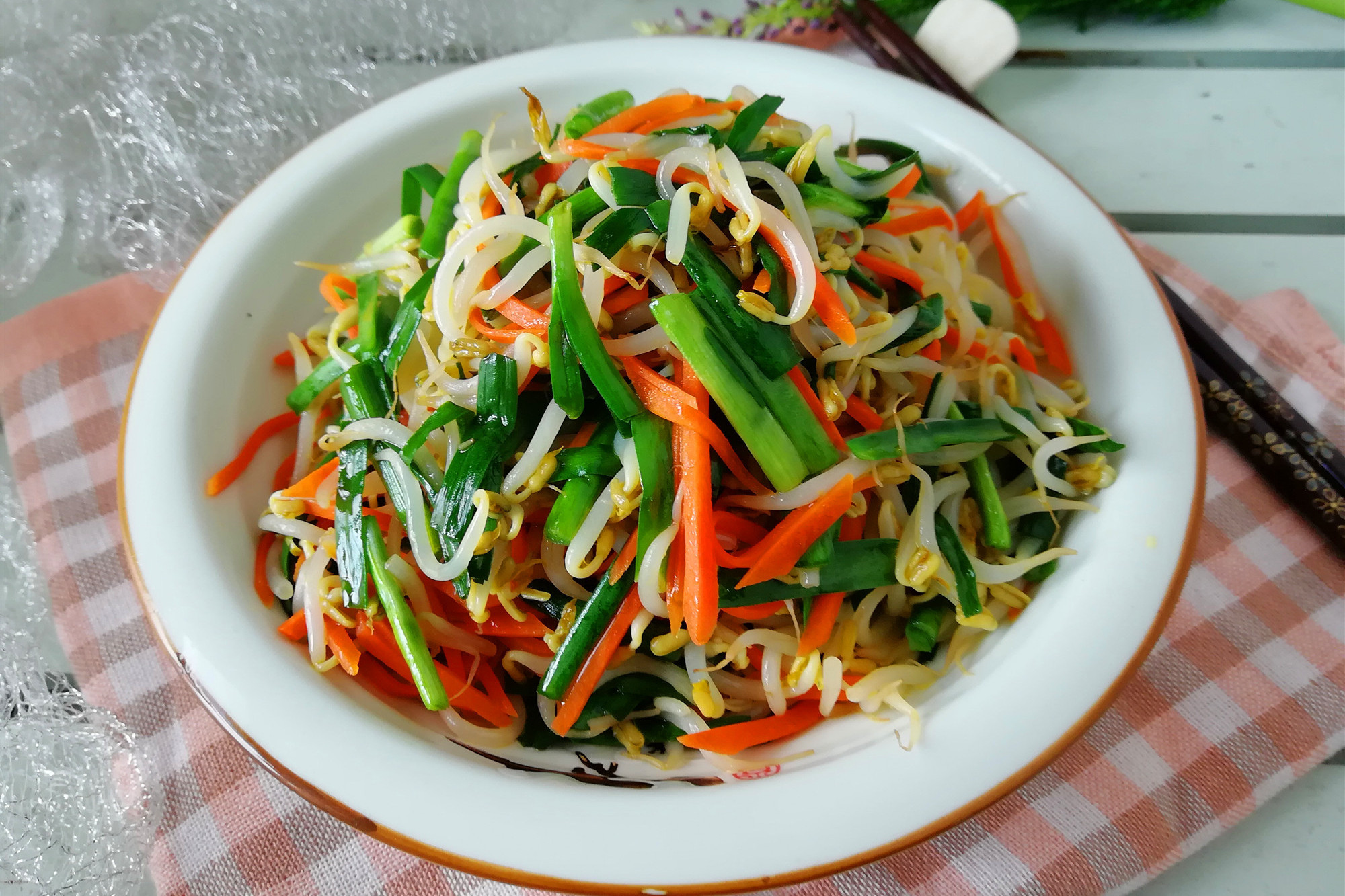 韭菜别总是和鸡蛋一起炒，和这个食材一起搭配炒，吃过都说好