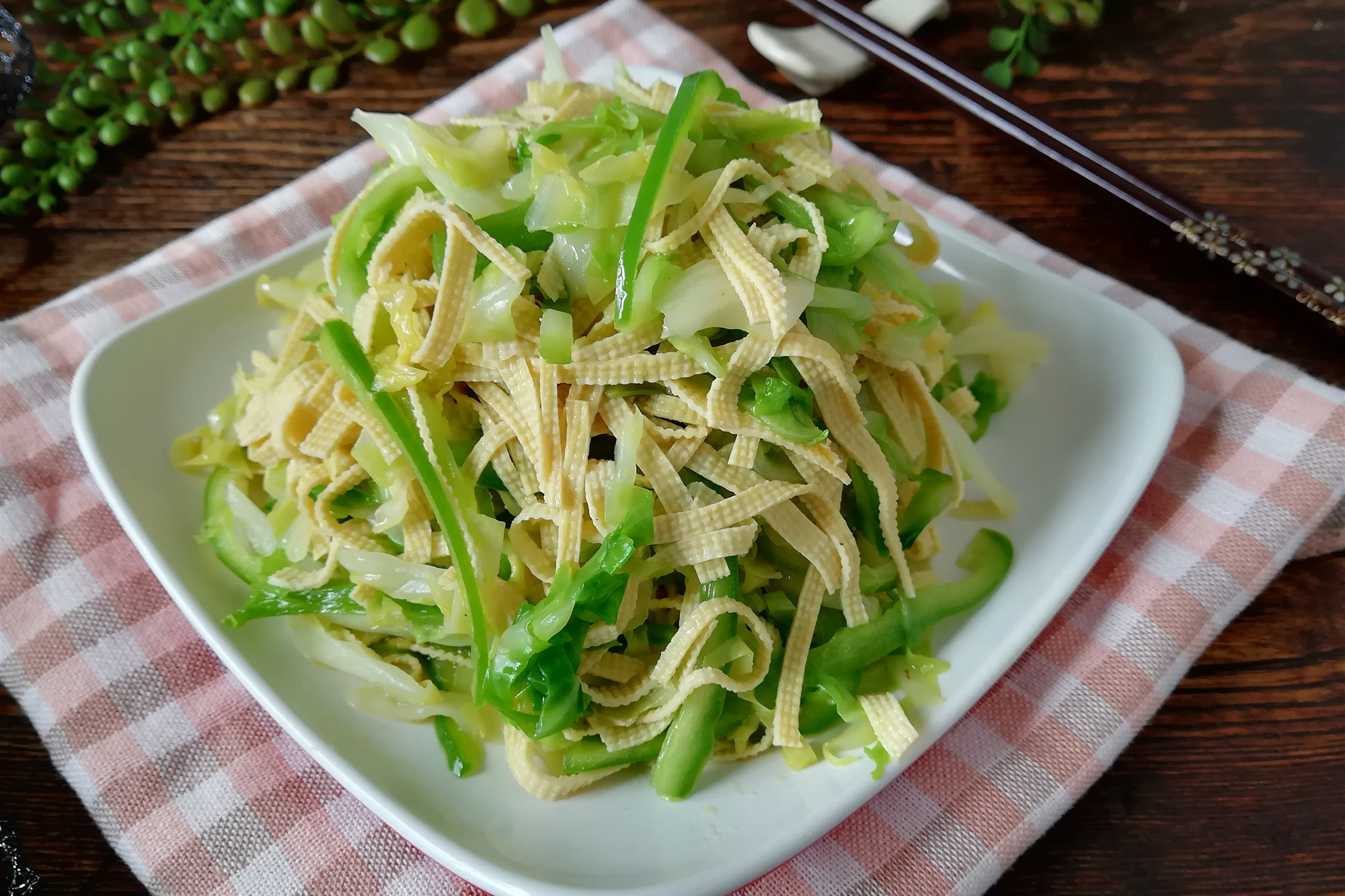 4月家常菜推荐：包菜这样搭配炒，清爽有滋味，吃着真可口