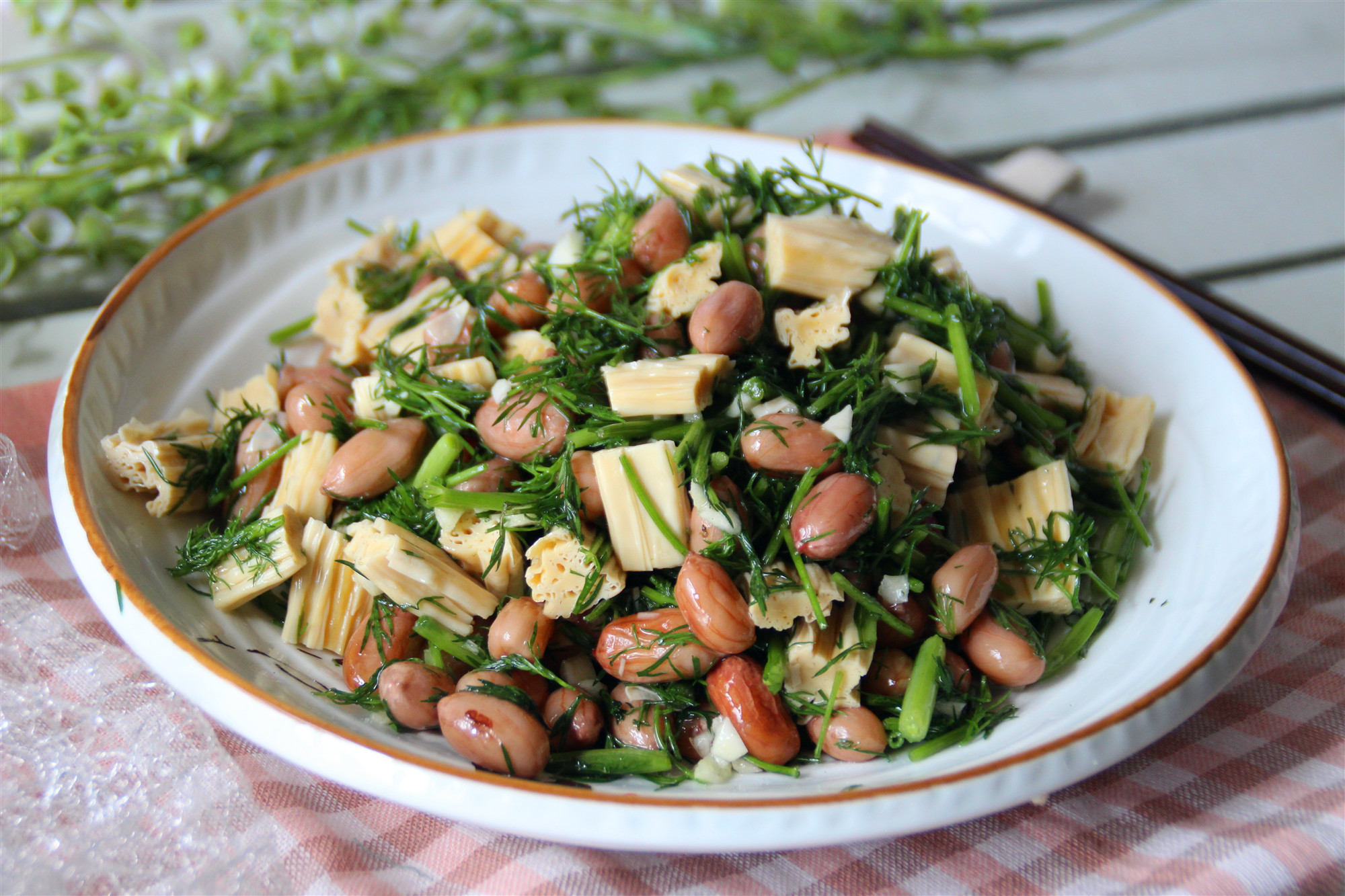 教你用花生米这样做下酒菜，好吃不上火，加上它一起，还能健胃