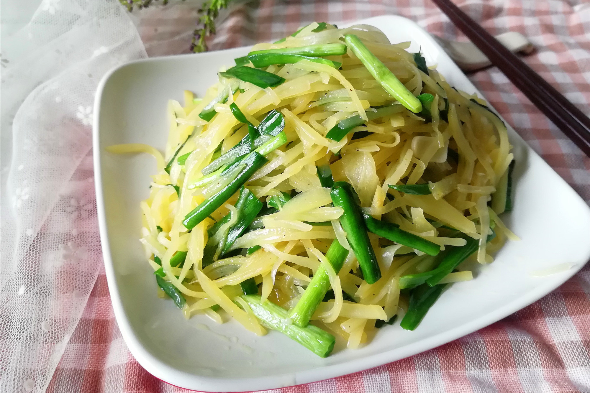 春季，把土豆丝和这个食材一起搭配炒，味道清香，特别下饭