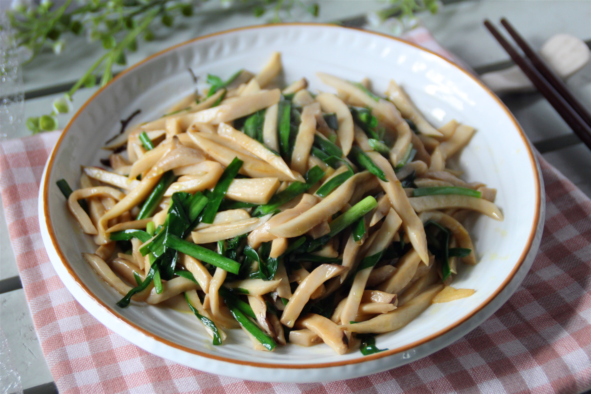 阳春4月，适合吃些清淡的菜肴，推荐一道家常菜，清淡味美营养好