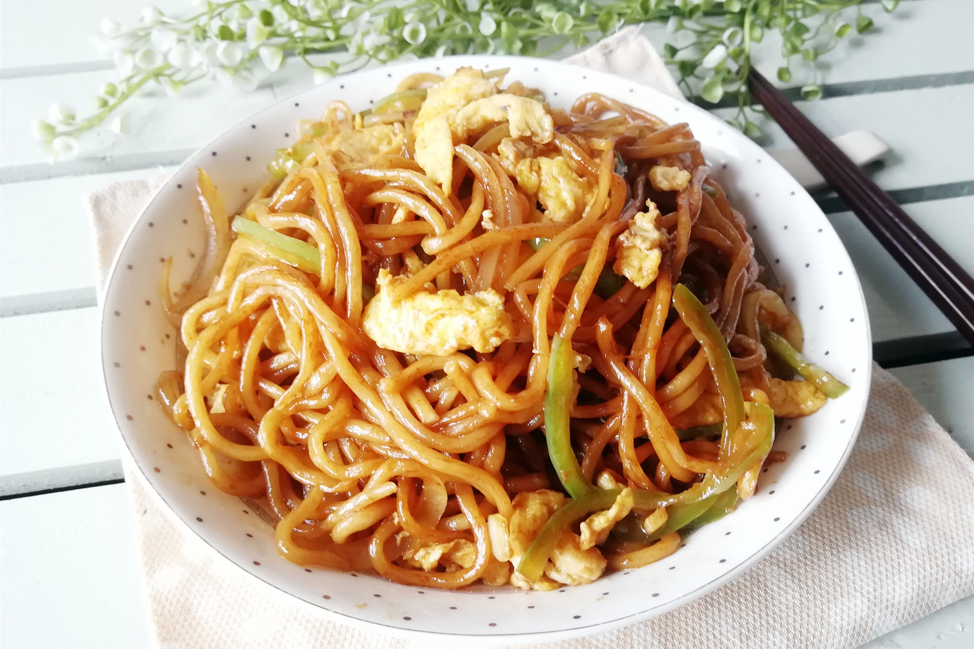 把面条和鸡蛋一起搭配做，这个做法最香了，孩子们超爱吃