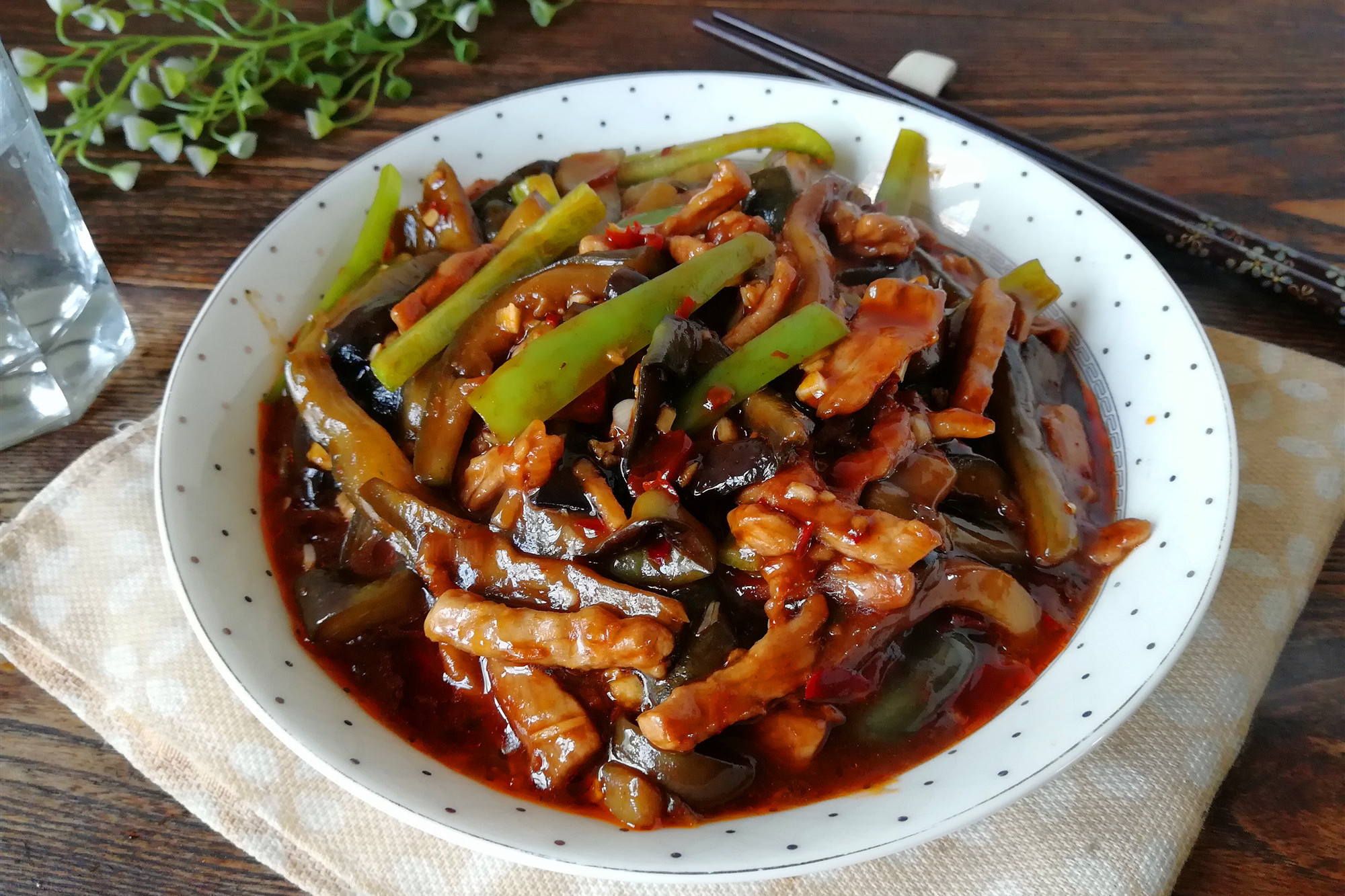 茄子不用过油又下饭的做法，看着就香，配米饭，我能吃2大碗