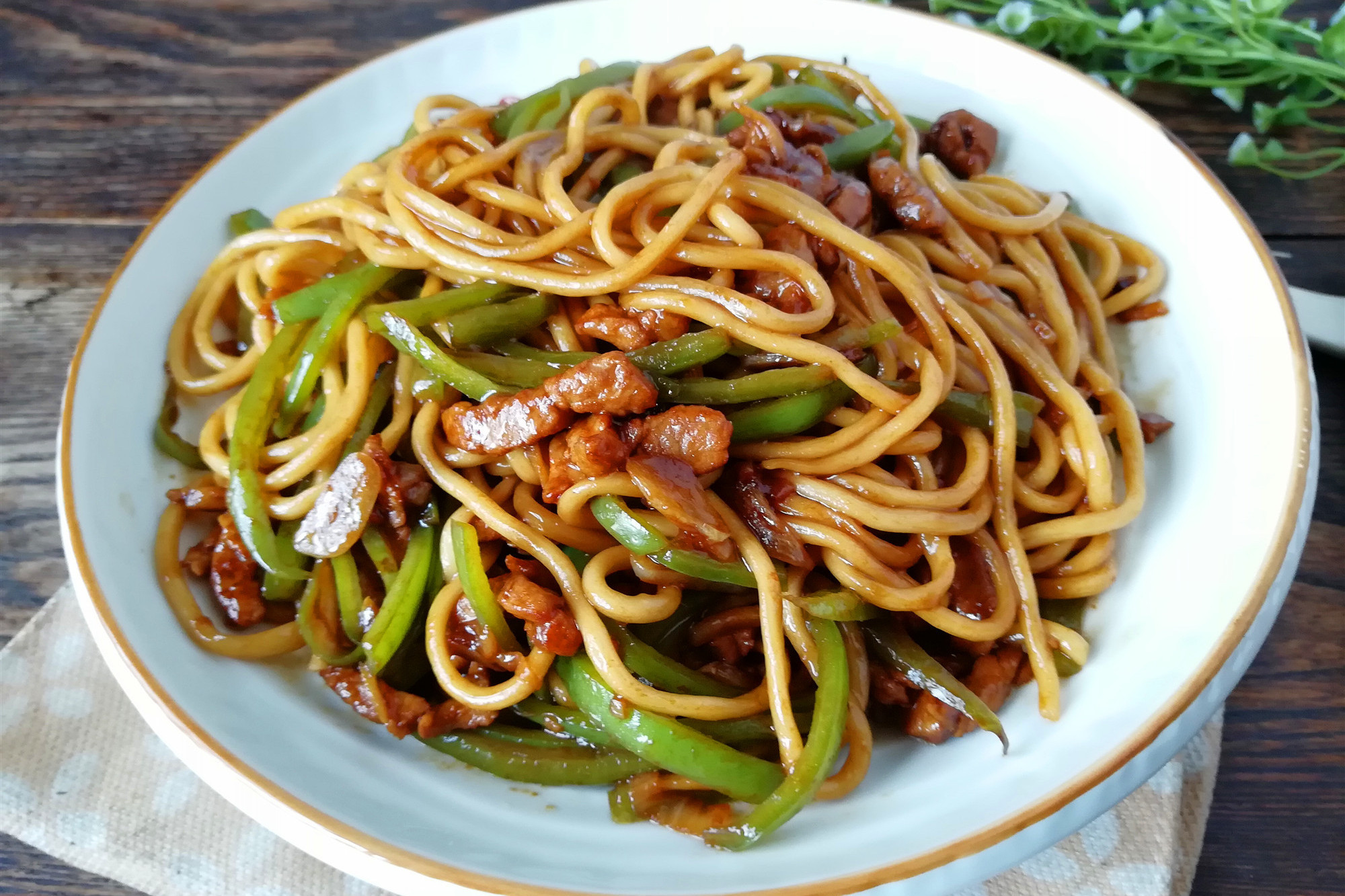 难怪在家做炒面不成功，又碎又粘锅，因为少做这两步，教你小窍门