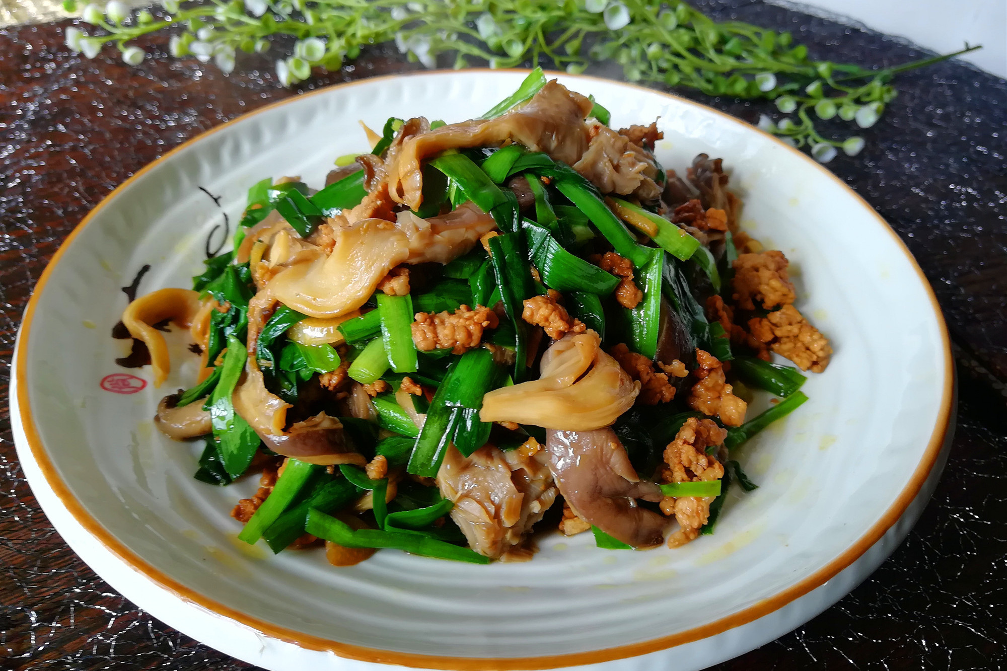 3月韭菜鲜，别总是和鸡蛋一起炒，和它一起搭配，味道更加鲜美