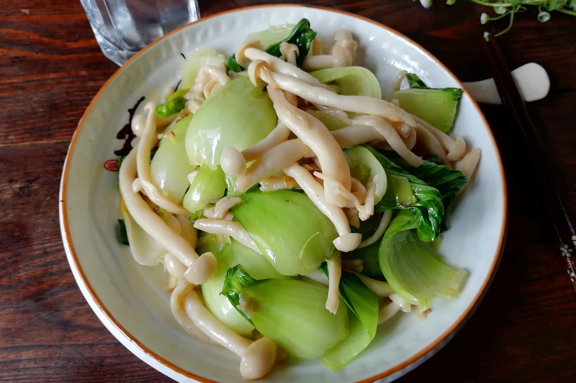 这道菜搭配很好，营养清淡，可以排除体内毒素，适合春季吃