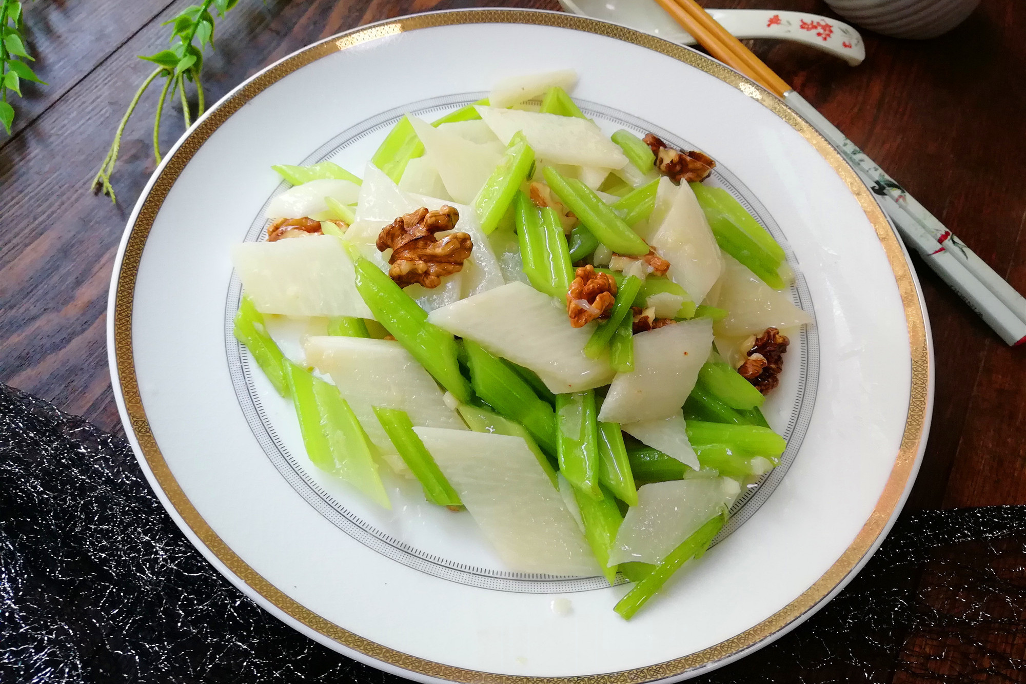 过年家宴吃肉多了，上火消化不好，要搭配这个菜，清淡助消化