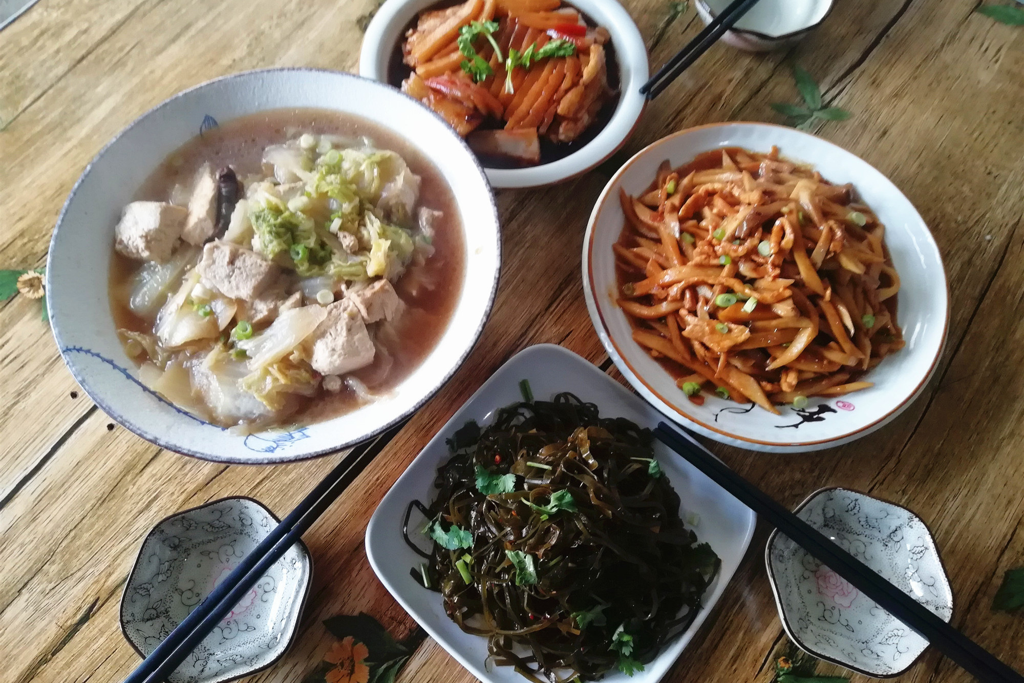 工薪族的一家三口的周末午餐，简单的4个菜，花的不多，吃的实惠