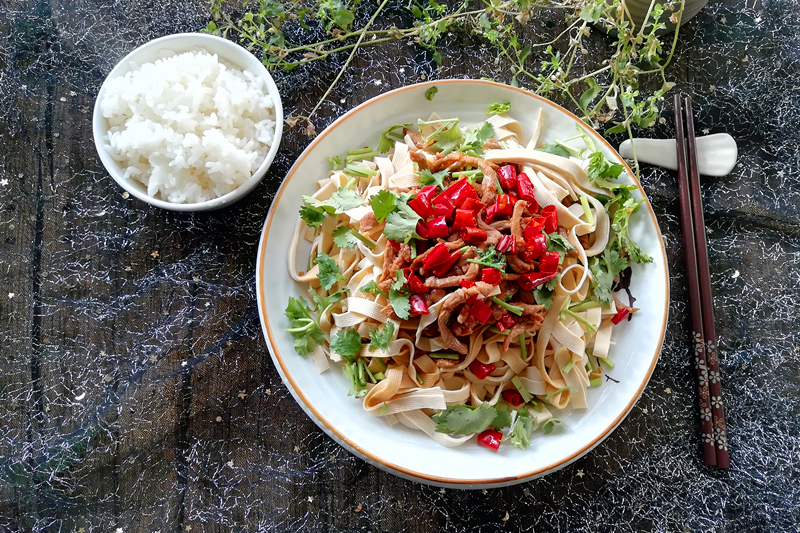 豆皮还炒着吃？试试这个简单的做法，又香又可口，别具风味