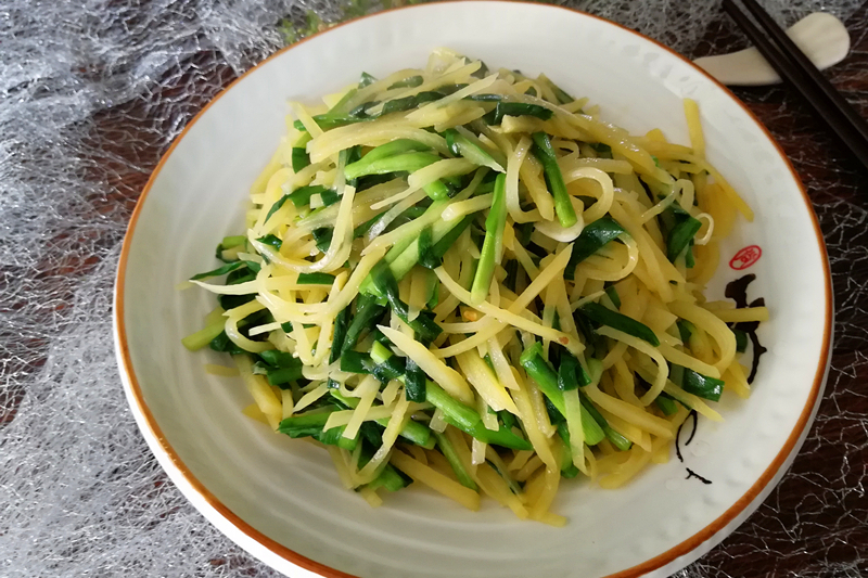土豆别总炒酸辣土豆丝了，换种方法做，味道鲜，增进食欲，助消化