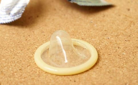 男女都采用事后吃避孕药方法来避孕